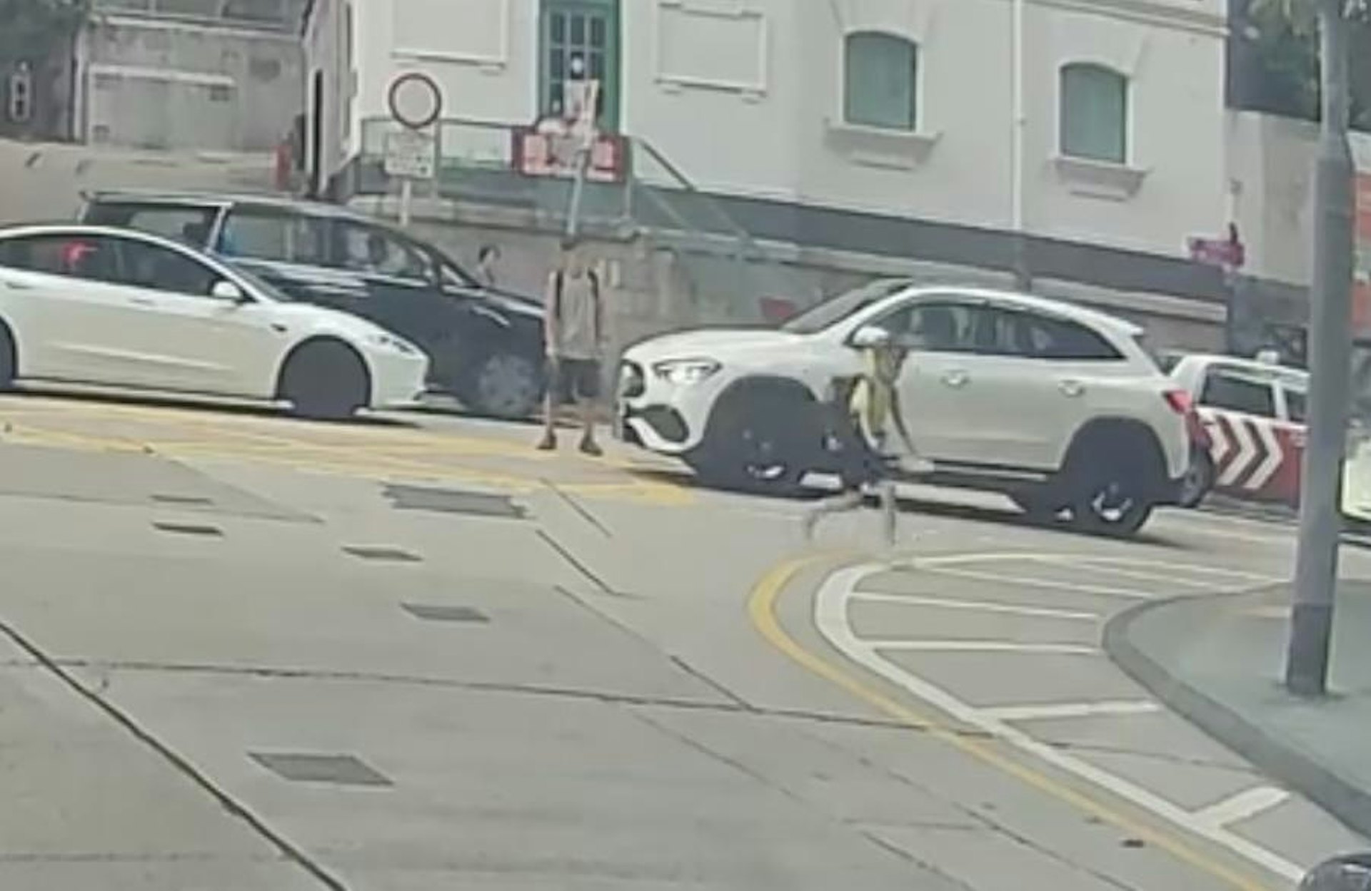 男童被私家車撞至倒地,隨即自行爬起,拾回鞋子再跑向對面行人路。(Facebook 車cam L(香港群組)林芊言) 男童被私家車撞至倒地,隨即自行爬起,拾回鞋子再跑向對面行人路。(Facebook 車cam L(香港群組)林芊言)