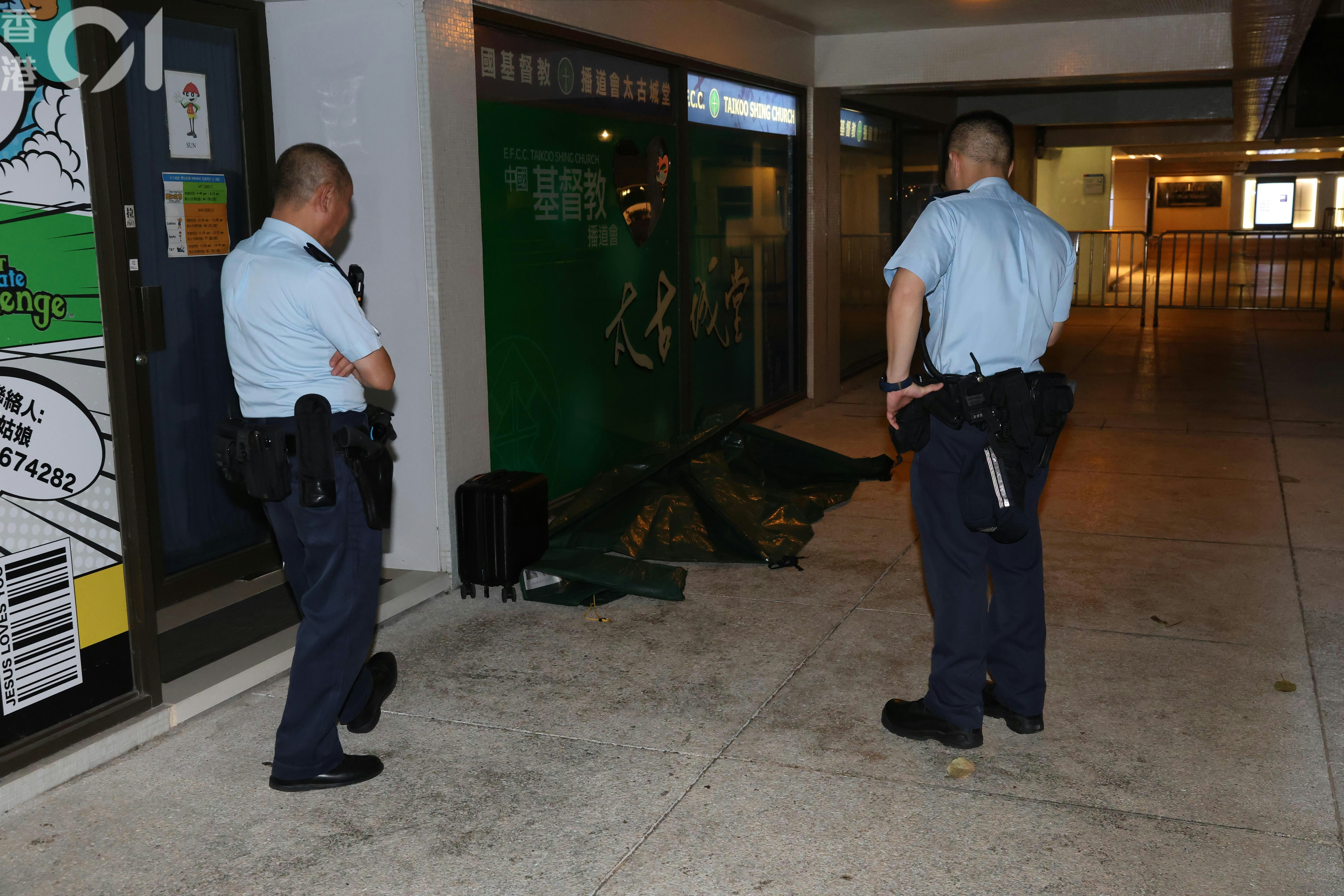 太古城廬山閣一名12歲女童墮樓身亡，據悉事主母親今早（10日）在同一大廈墮斃，由該女童揭發及報案。（梁偉權攝）