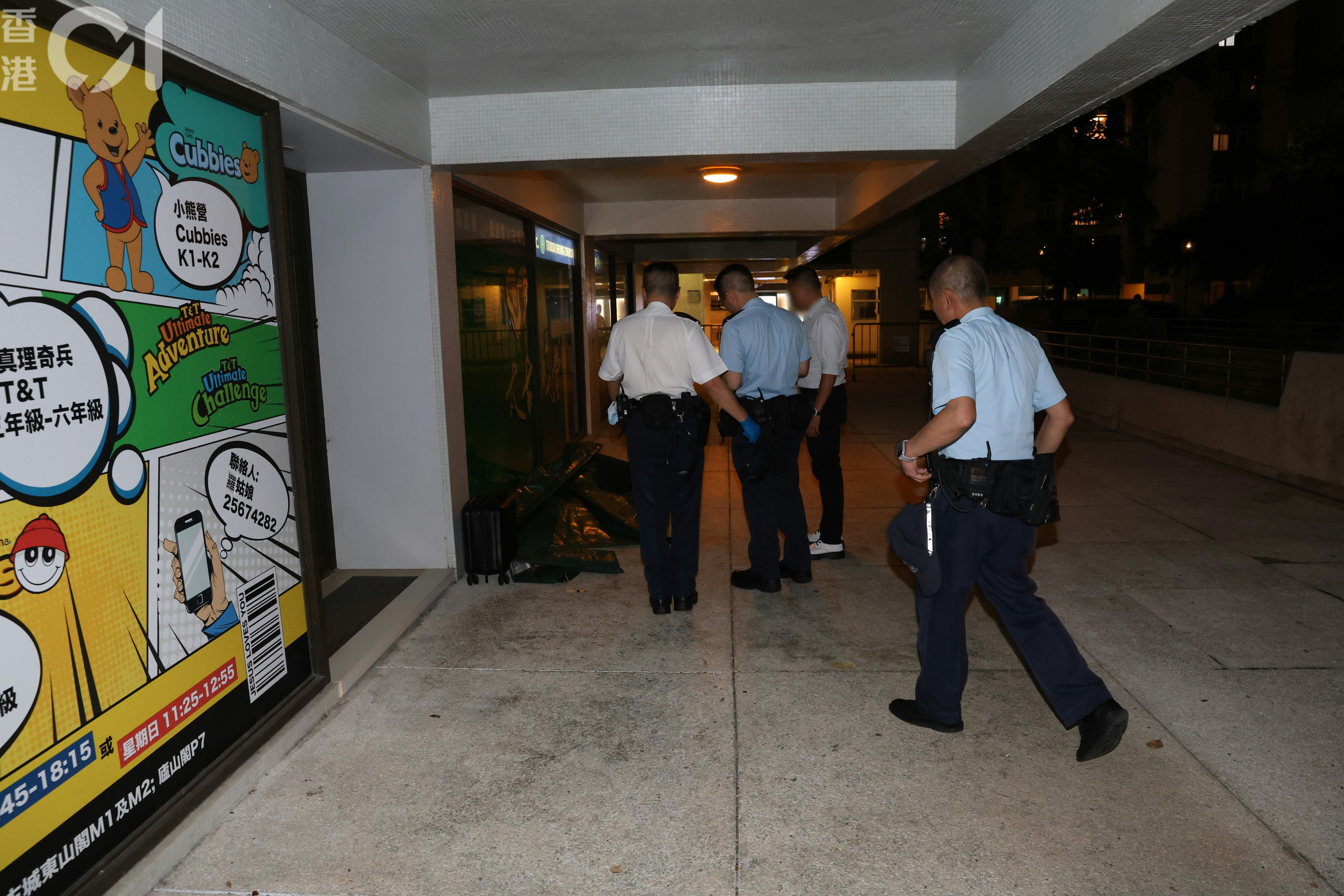 太古城廬山閣一對母女相繼墮樓身亡，一名男家屬（右2）到場認屍。（梁偉權攝）
