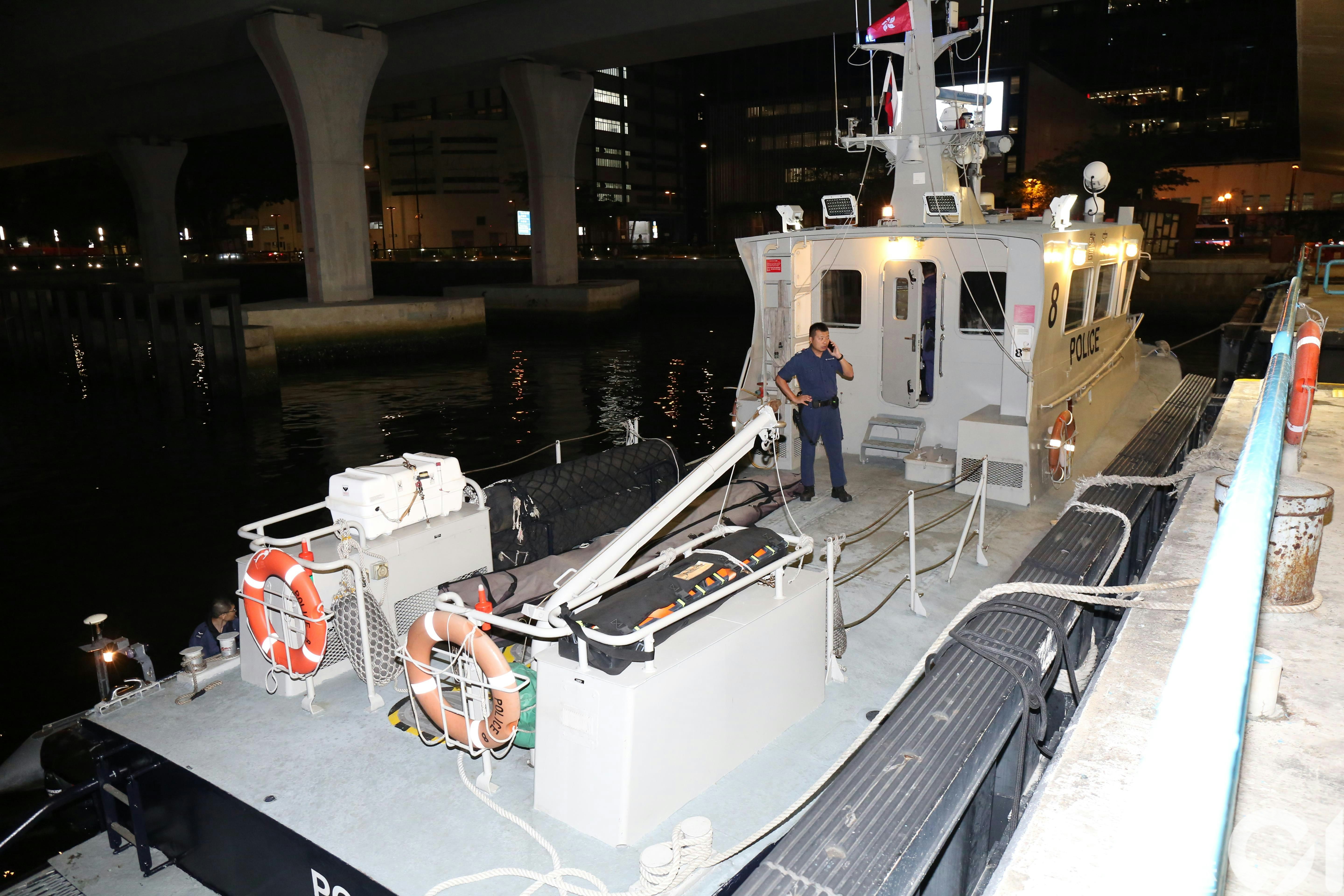 消防小艇和水警輪接報到場。（陳永武攝）