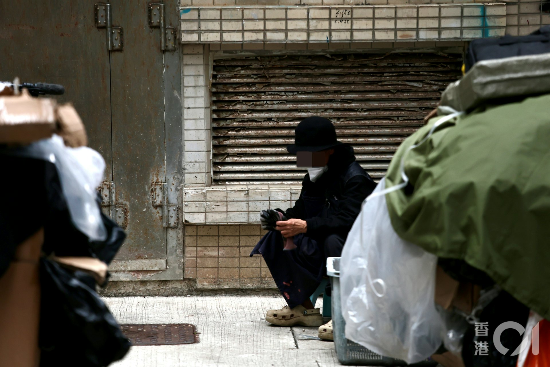 吳衛東指,珍姐每日在街上日曬雨淋勞動逾十小時,賺到的微薄收入卻僅勉強夠在深水埗支付兩餐,付出與收入絕對不成比例。(翁鈺輝攝) 吳衛東指,珍姐每日在街上日曬雨淋勞動逾十小時,賺到的微薄收入卻僅勉強夠在深水埗支付兩餐,付出與收入絕對不成比例。(翁鈺輝攝)