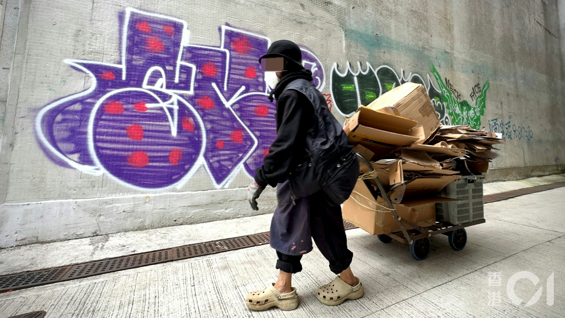 吳衛東指出,拾荒者在收集及分類紙皮等物品時,難免會將紙皮或手推車短暫擺放在街頭或後巷,但食環署常以阻街為由,票控或充公拾荒者的手推車及紙皮。(翁鈺輝攝) 吳衛東指出,拾荒者在收集及分類紙皮等物品時,難免會將紙皮或手推車短暫擺放在街頭或後巷,但食環署常以阻街為由,票控或充公拾荒者的手推車及紙皮。(翁鈺輝攝)