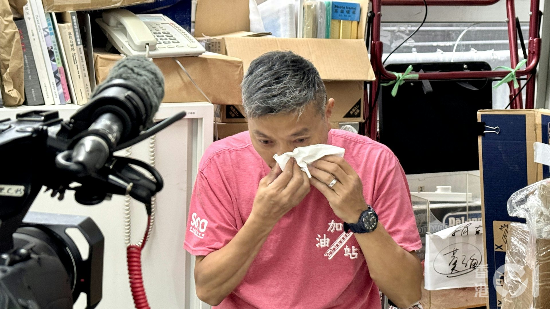 提起珍姐的遭遇,吳衛東在訪問中一度感觸落淚。(翁鈺輝攝) 提起珍姐的遭遇,吳衛東在訪問中一度感觸落淚。(翁鈺輝攝)