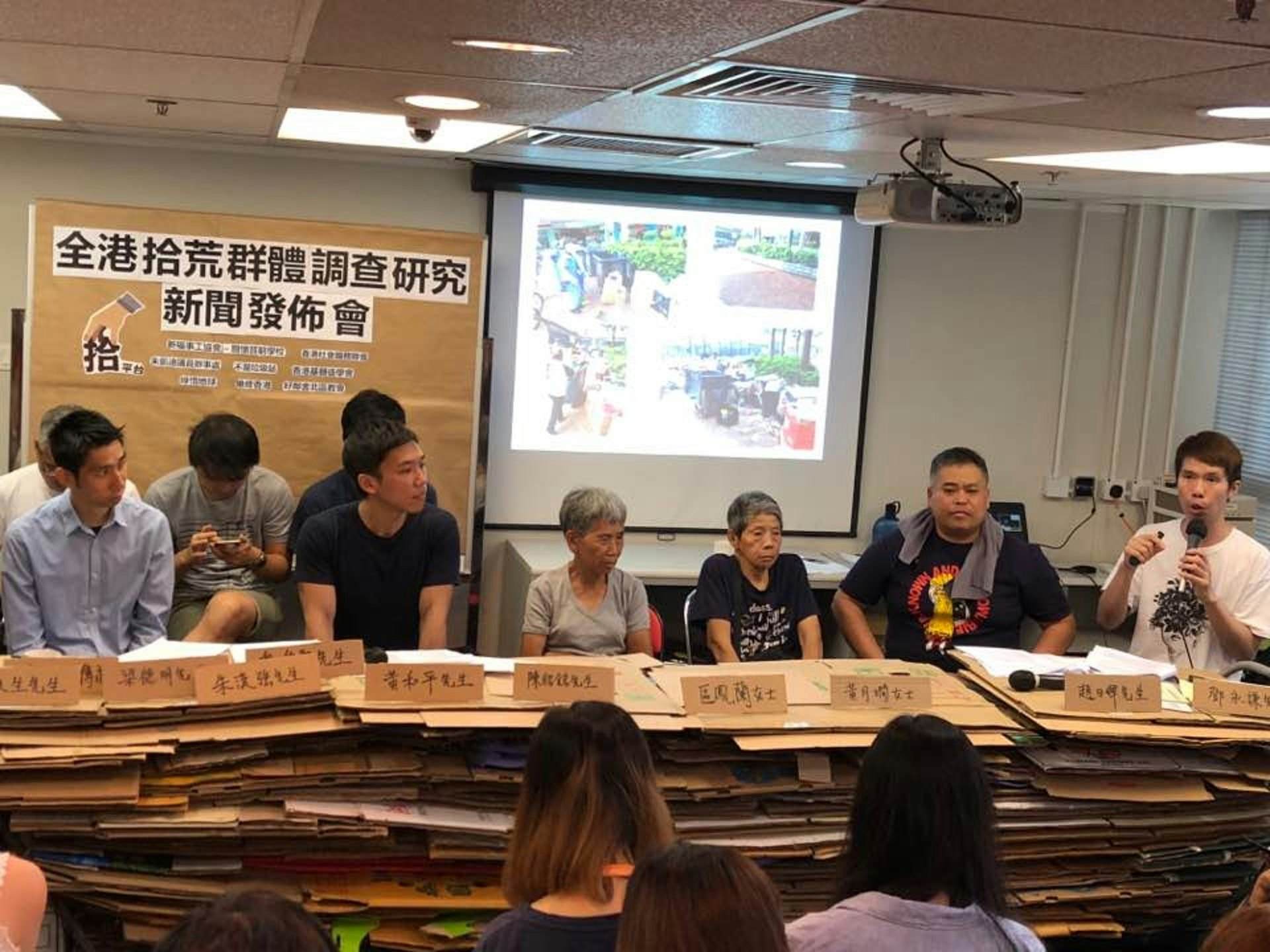 「拾荒者福祉關注組」發表的《2023全港拾荒者研究調查報告》推算,全港拾荒者人數介乎2791至3456人。(資料圖片) 「拾荒者福祉關注組」發表的《2023全港拾荒者研究調查報告》推算,全港拾荒者人數介乎2791至3456人。(資料圖片)