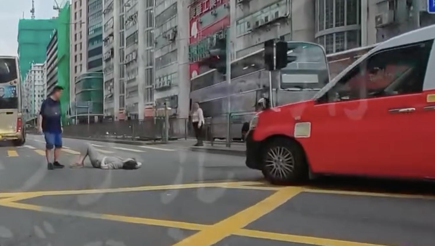 女傷者頭部、盆骨受傷，一度倒臥路中；有一男子從旁協助。（Facebook 車cam L（香港群組）リ ショウハン）