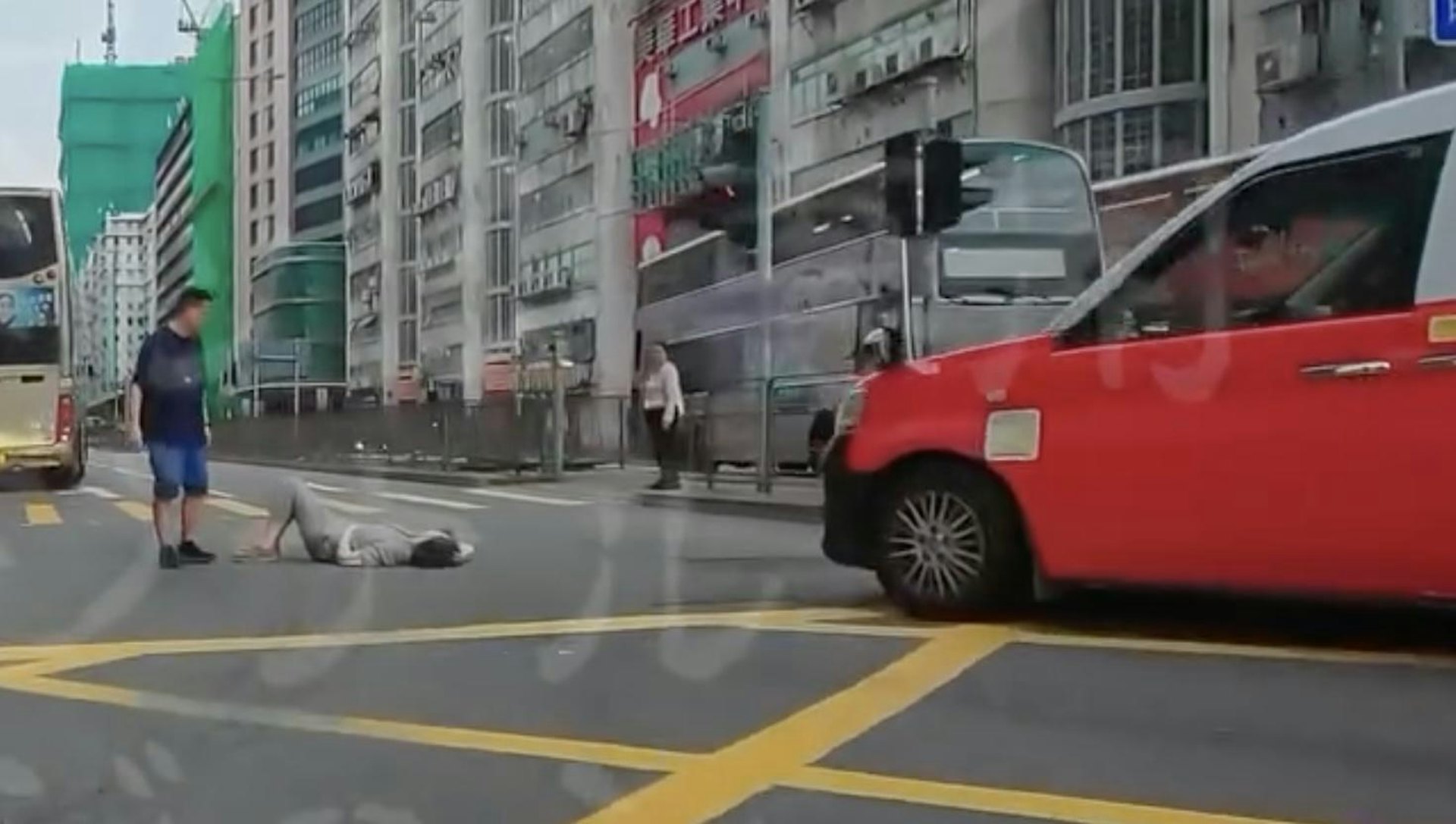 女傷者頭部、盆骨受傷,一度倒臥路中;有一男子從旁協助。(Facebook 車cam L(香港群組)リ ショウハン) 女傷者頭部、盆骨受傷,一度倒臥路中;有一男子從旁協助。(Facebook 車cam L(香港群組)リ ショウハン)