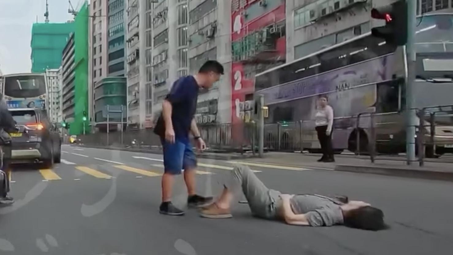 女傷者頭部、盆骨受傷，一度倒臥路中。（Facebook 車cam L（香港群組）リ ショウハン）
