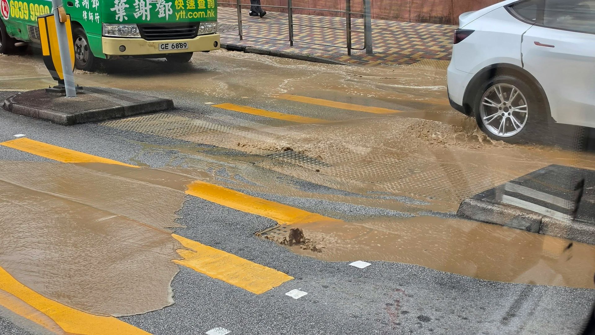 慈雲山惠華街發生水管滲漏事故,是次事故為涉事慈雲山區域一周內第三起爆水管事故。(Facebook 慈雲山資訊交流 群組ChunHung Li 圖片) 慈雲山惠華街發生水管滲漏事故,是次事故為涉事慈雲山區域一周內第三起爆水管事故。(Facebook 慈雲山資訊交流 群組ChunHung Li 圖片)