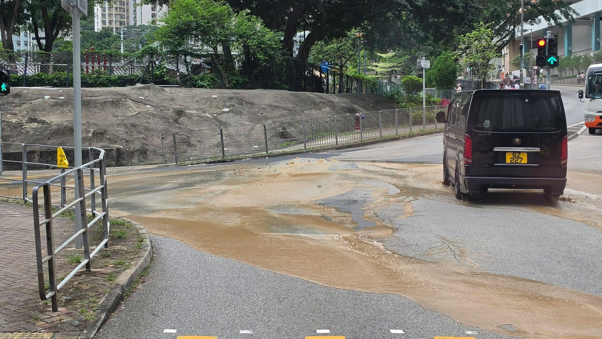 慈雲山惠華街發生水管滲漏事故，是次事故為涉事慈雲山區域一周內第三起爆水管事故。（Facebook 慈雲山資訊交流 群組ChunHung Li 圖片）
