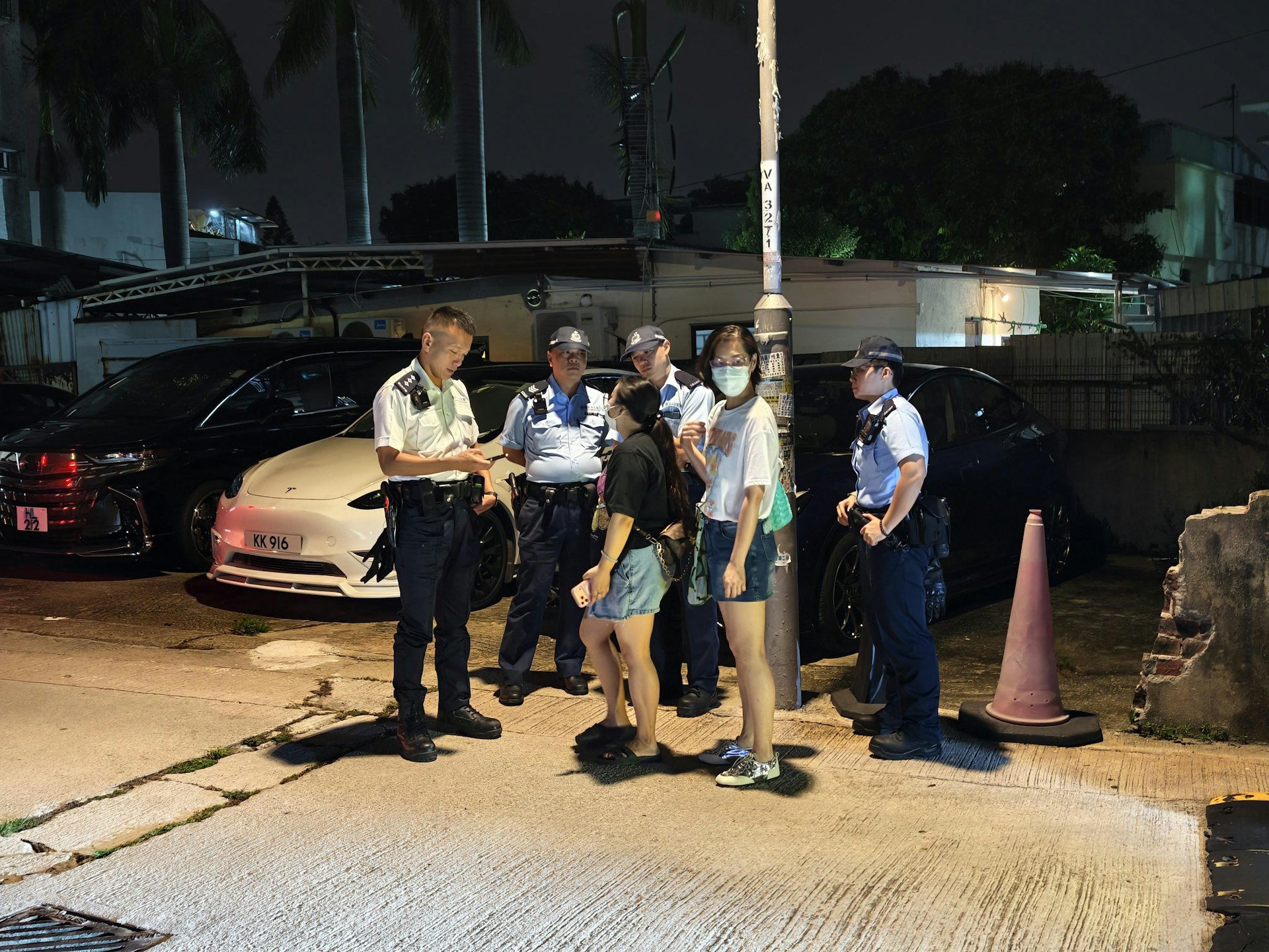 漁護昨日經初步核查,其中17隻狗並沒有有效狗隻牌照。(王譯揚攝) 漁護昨日經初步核查,其中17隻狗並沒有有效狗隻牌照。(王譯揚攝)