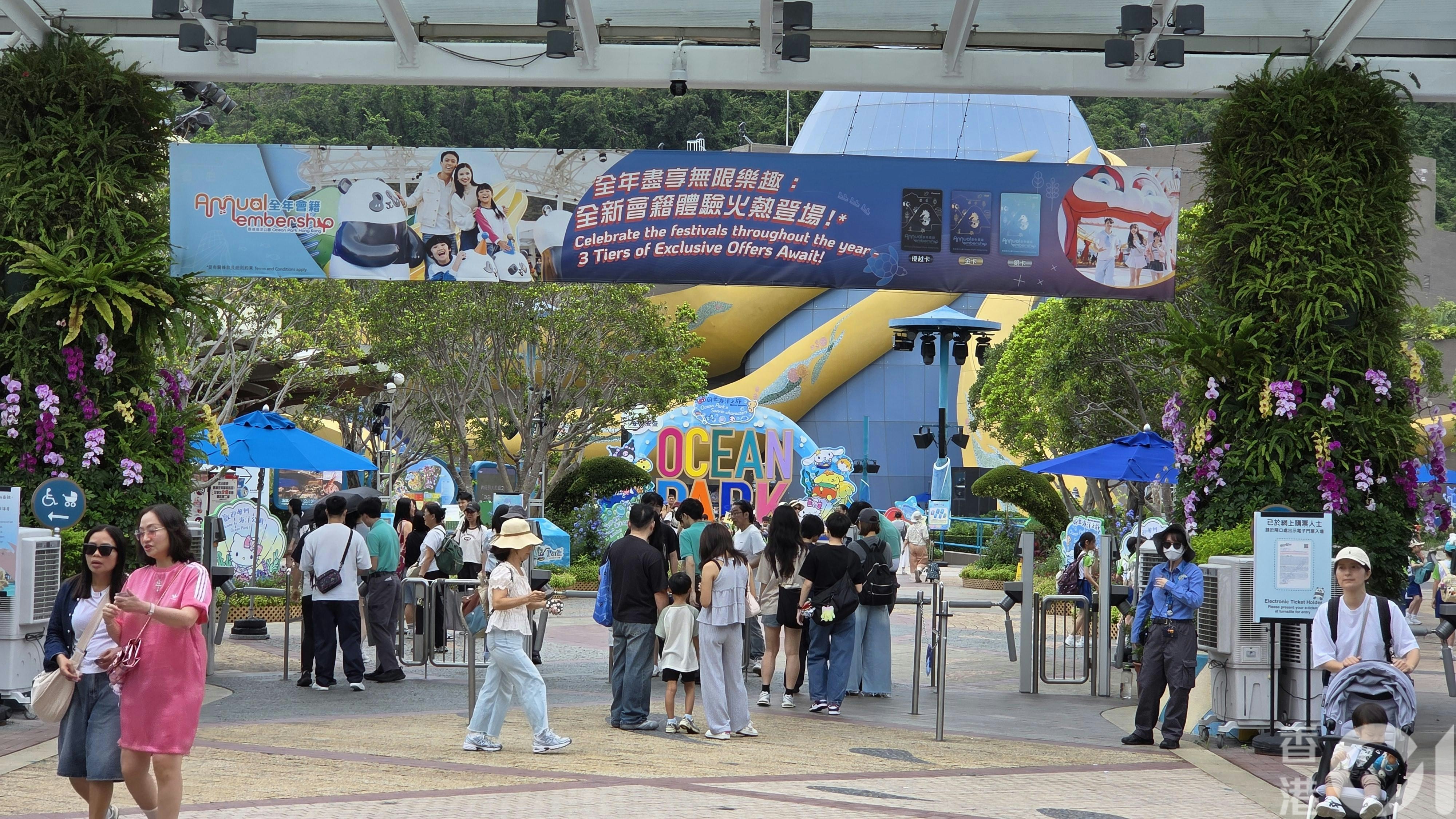 警方接報海洋公園內近山頂位置，一名63歲男子受傷昏迷，送院不治。（黃偉民攝）