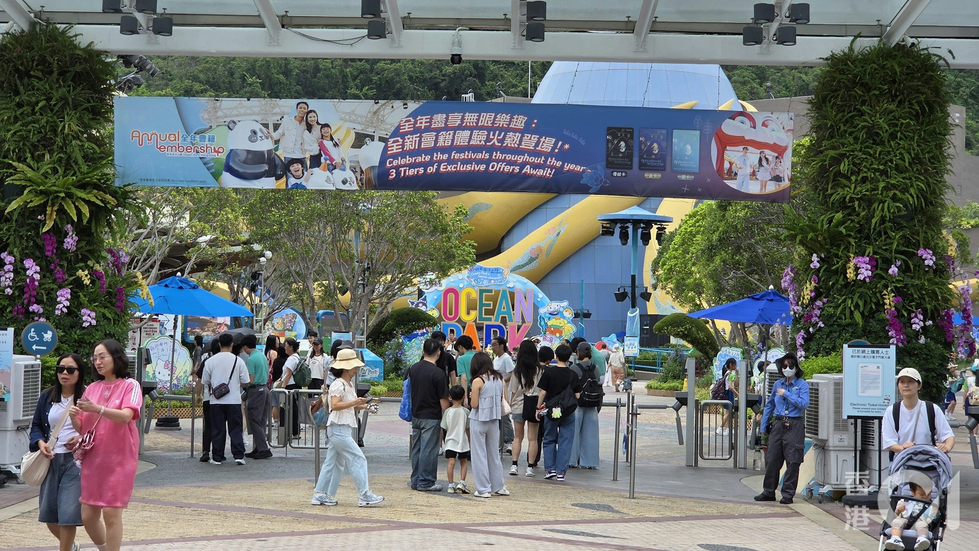 警方接報海洋公園內近山頂位置,一名63歲男子受傷昏迷,送院不治。(黃偉民攝) 警方接報海洋公園內近山頂位置,一名63歲男子受傷昏迷,送院不治。(黃偉民攝)