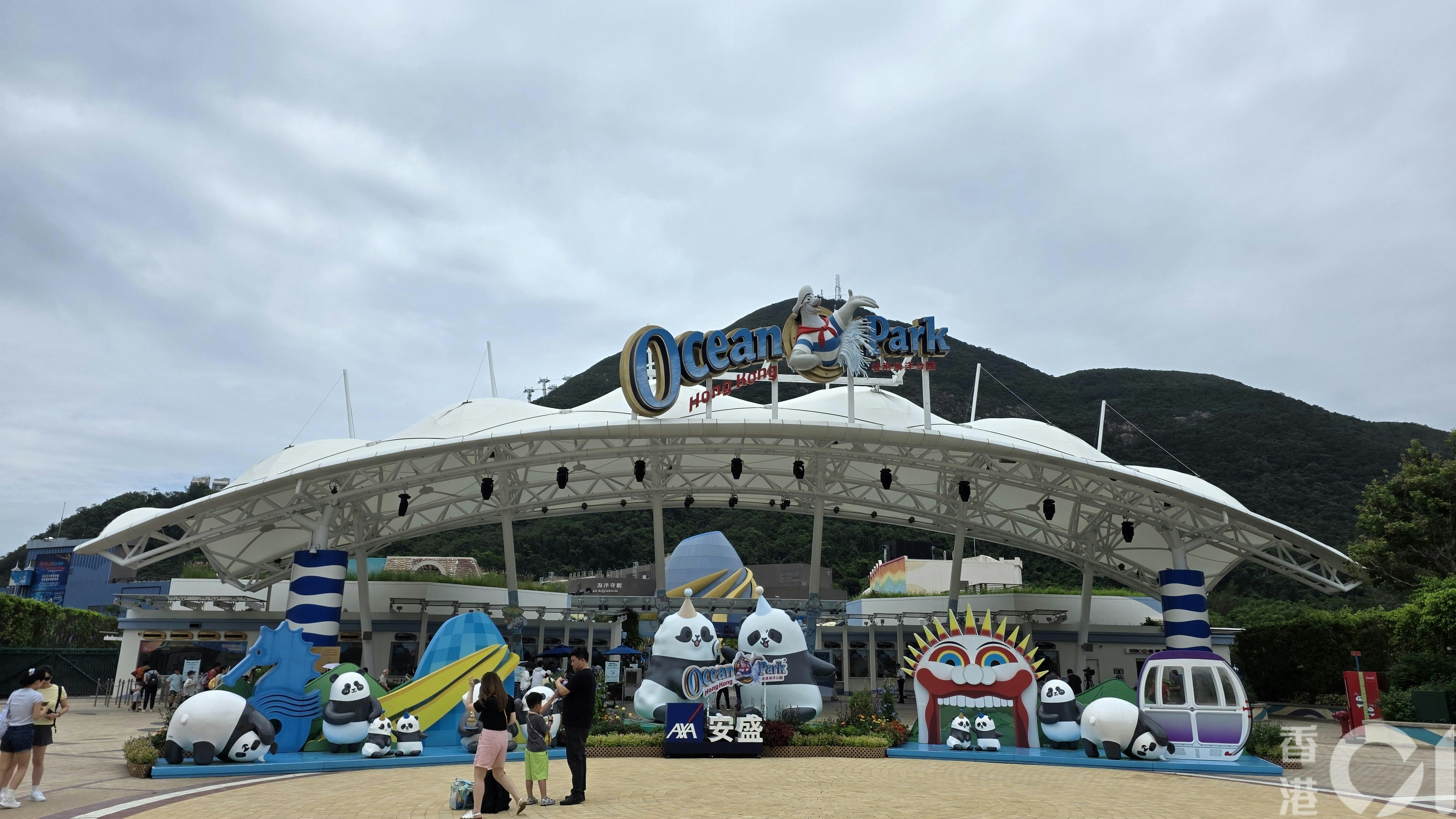 海洋公園內近山頂位置，一名63歲男機械技工受傷，昏迷不醒，送院後不治。（黃偉民攝）