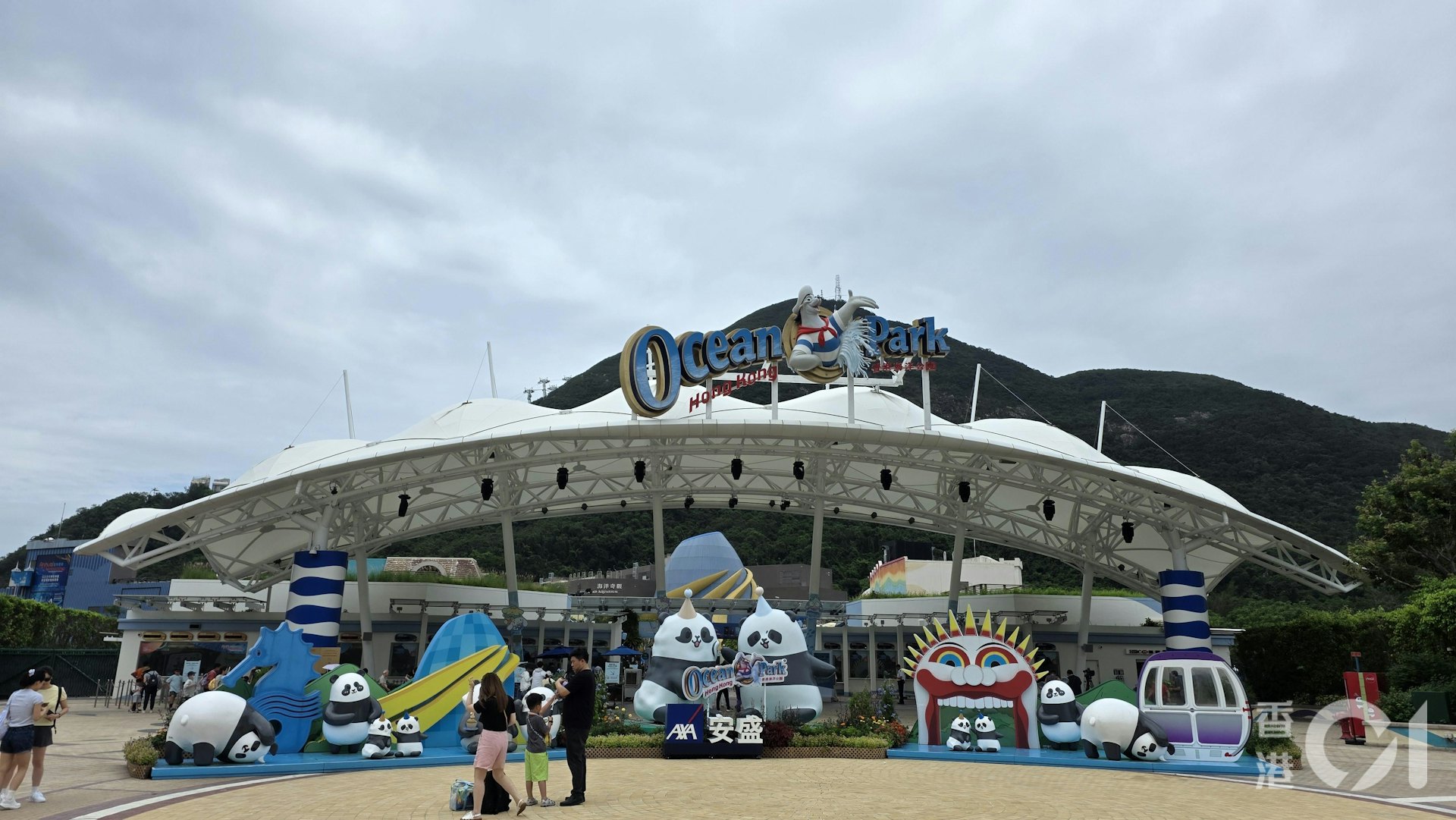 海洋公園內近山頂位置,一名63歲男機械技工受傷,昏迷不醒,送院後不治。(黃偉民攝) 海洋公園內近山頂位置,一名63歲男機械技工受傷,昏迷不醒,送院後不治。(黃偉民攝)