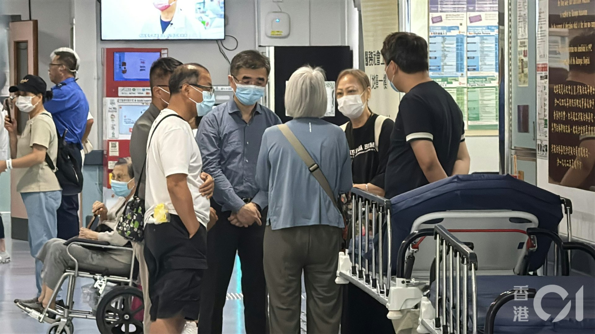 家屬及工友(左一、右一)到醫院了解。(翁鈺輝攝) 家屬及工友(左一、右一)到醫院了解。(翁鈺輝攝)