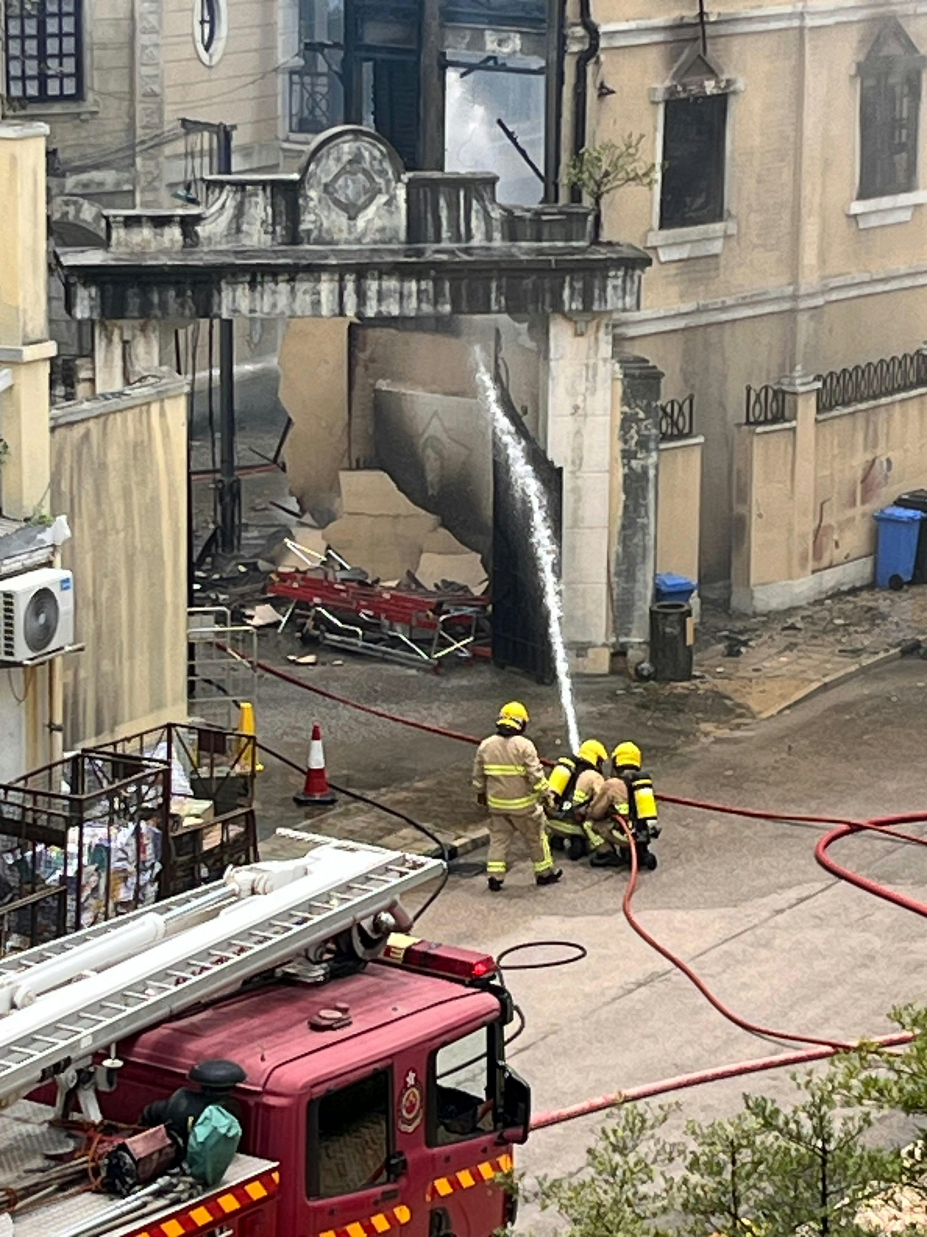 消防員向搭建物射水灌救。（讀者提供）