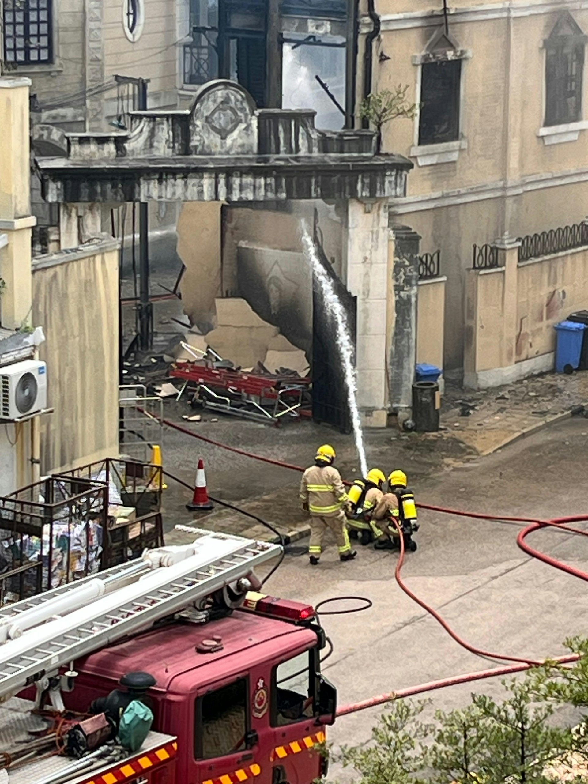 消防員向搭建物射水灌救。(讀者提供) 消防員向搭建物射水灌救。(讀者提供)