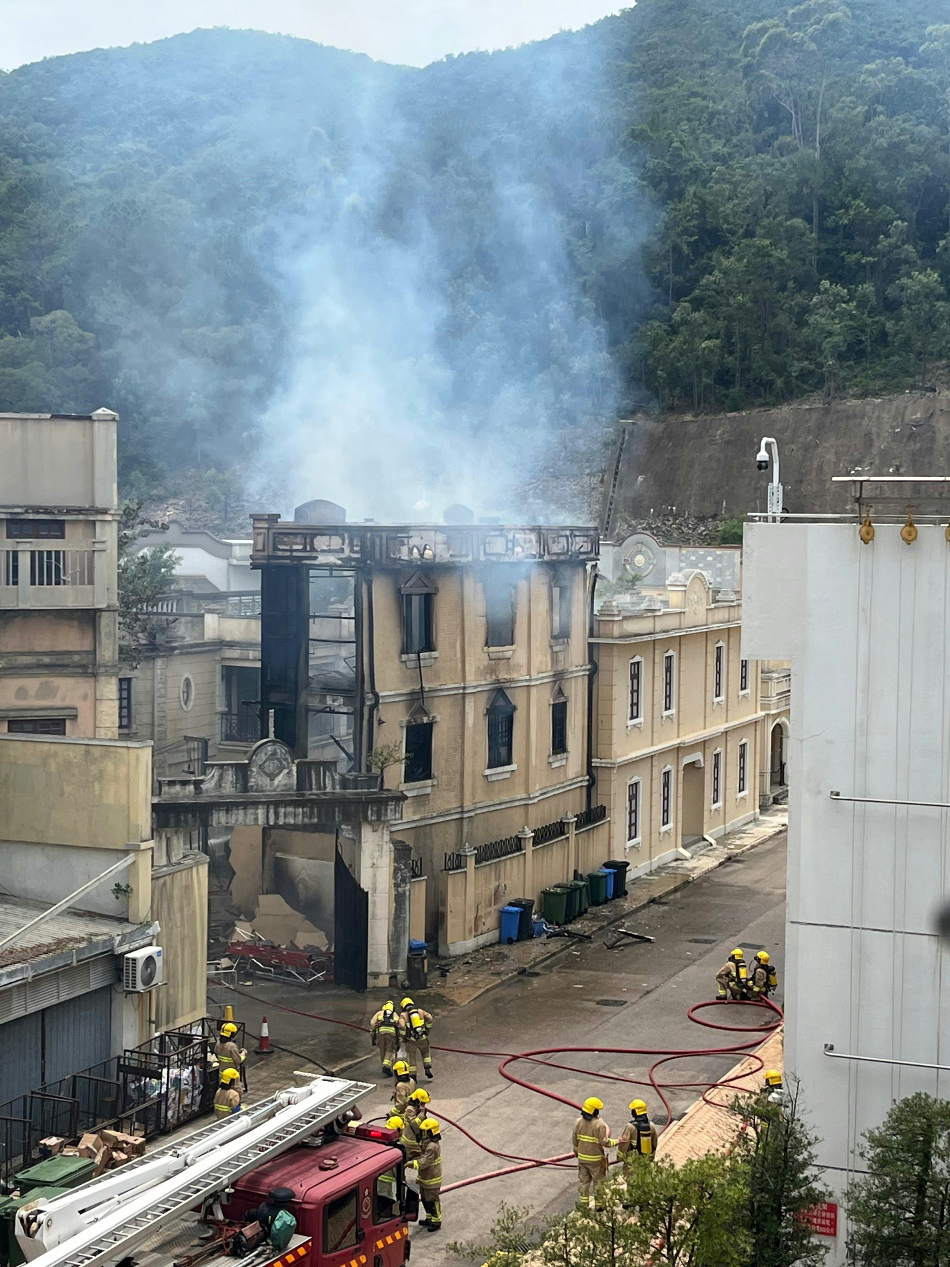 可見搭建物側面燒剩支架。（讀者提供）