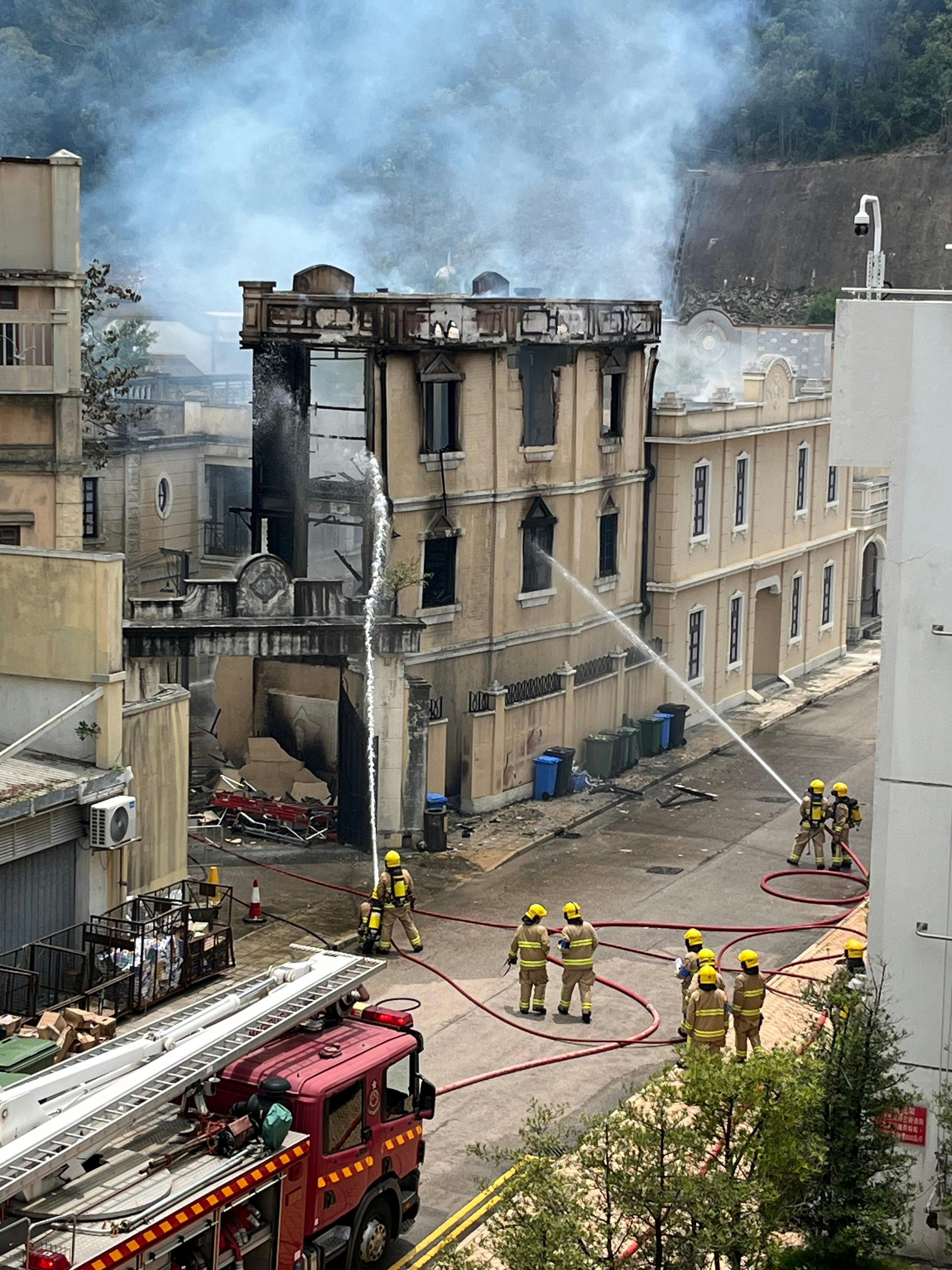 消防員向搭建物射水灌救。（讀者提供）