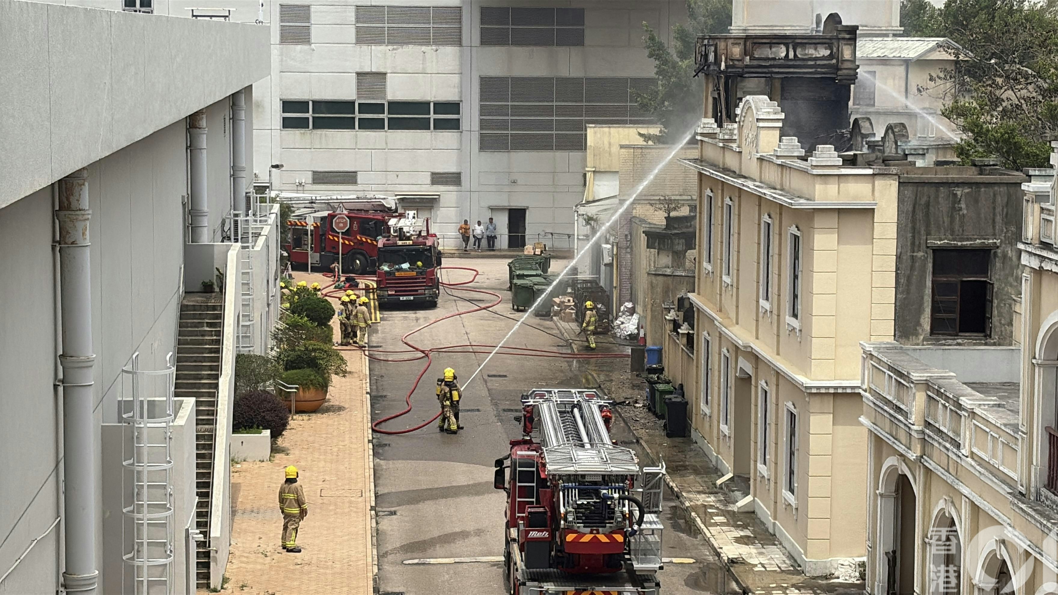 消防員向搭建物射水灌救。（陳佩瑩攝）