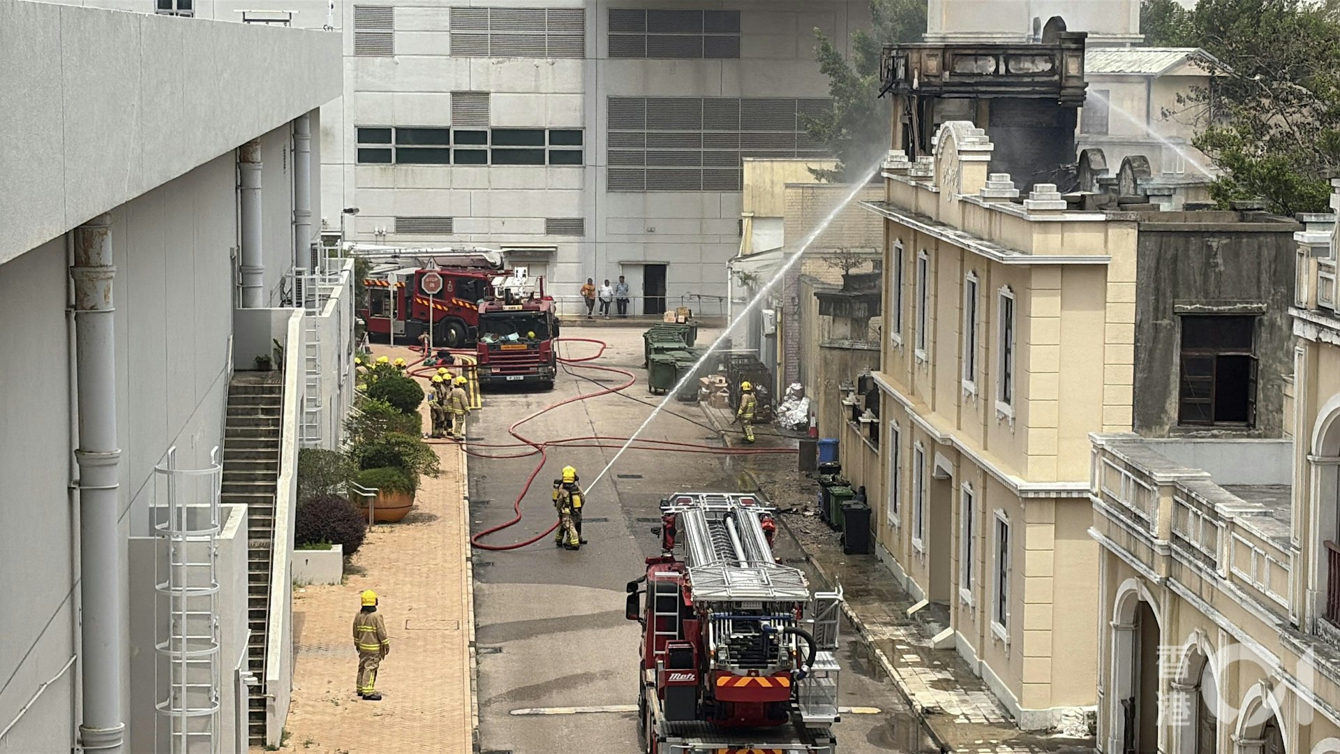 消防員向搭建物射水灌救。(陳佩瑩攝) 消防員向搭建物射水灌救。(陳佩瑩攝)