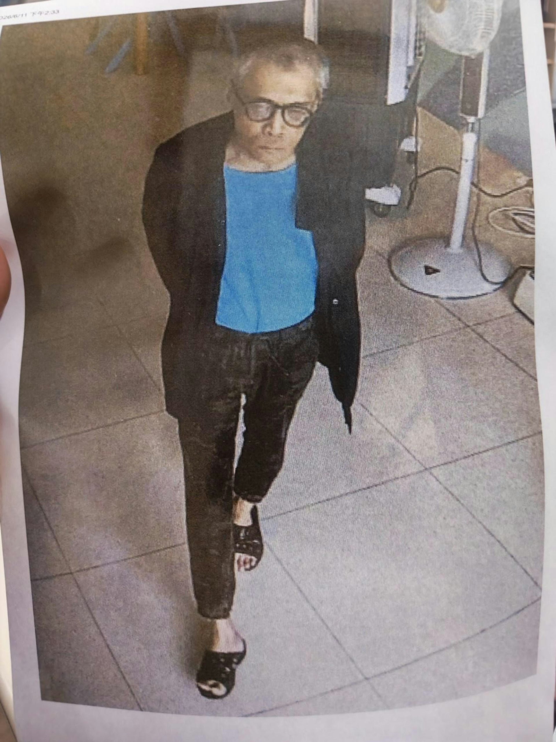 他最後露面時身穿黑色外套、藍色上衣、黑色長褲及只有一隻黑色拖鞋。(警方提供) 他最後露面時身穿黑色外套、藍色上衣、黑色長褲及只有一隻黑色拖鞋。(警方提供)