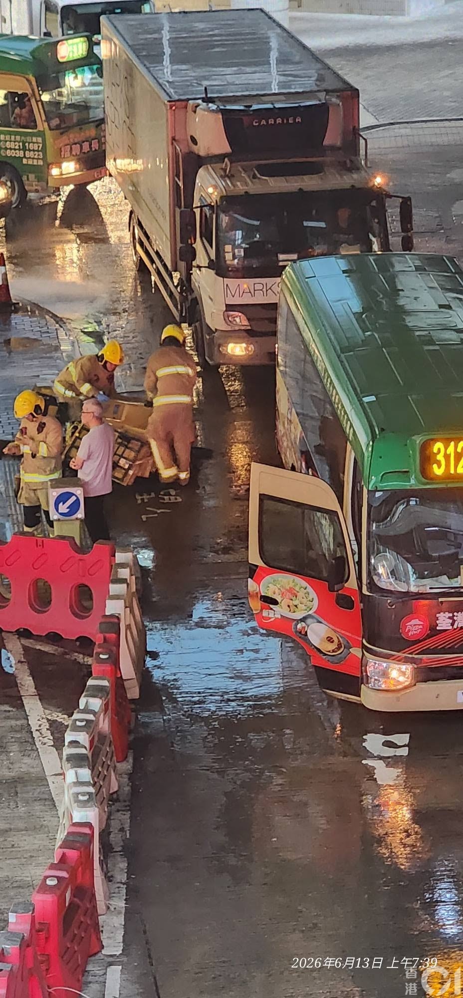消防員協助將手推車的紙皮扶正。（青衣街坊吹水會/Ho Ryan相片）