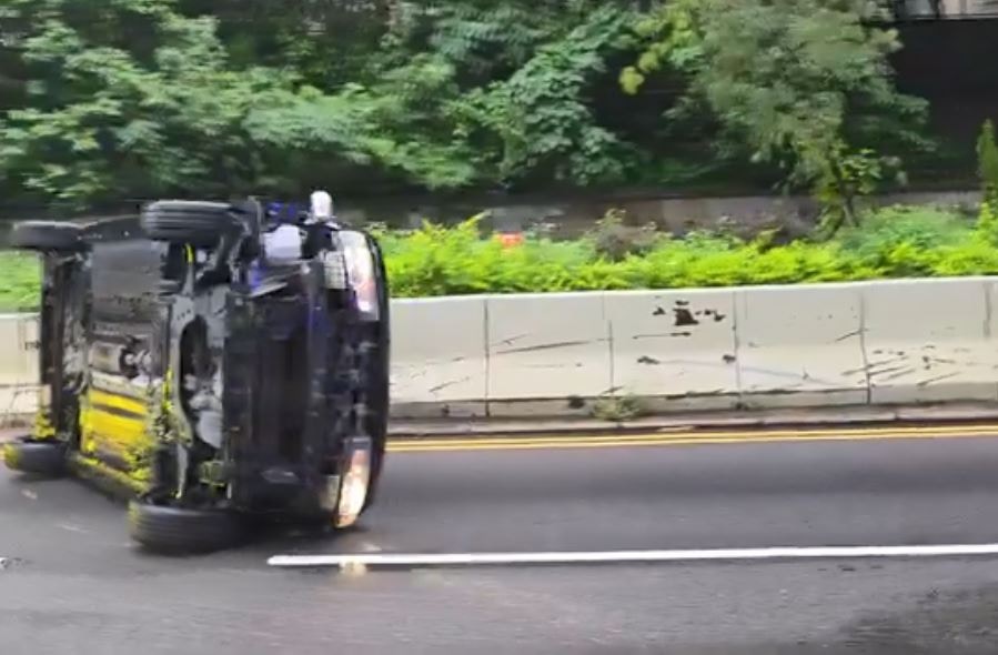 左邊路壆被撞花。（車cam L（香港群組）/Alan Ng影片截圖）