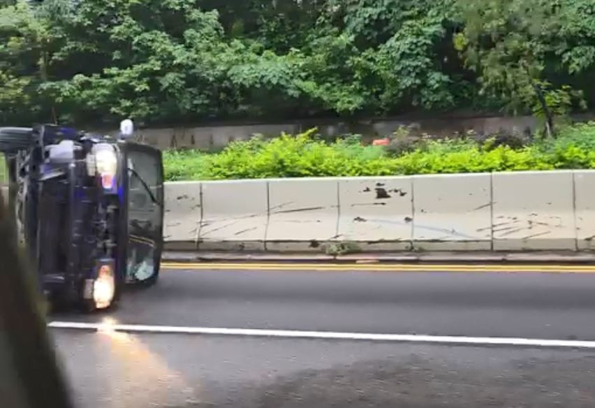 一輛往尖沙咀方向行駛的私家車疑自炒翻側。（車cam L（香港群組）/Alan Ng影片截圖）
