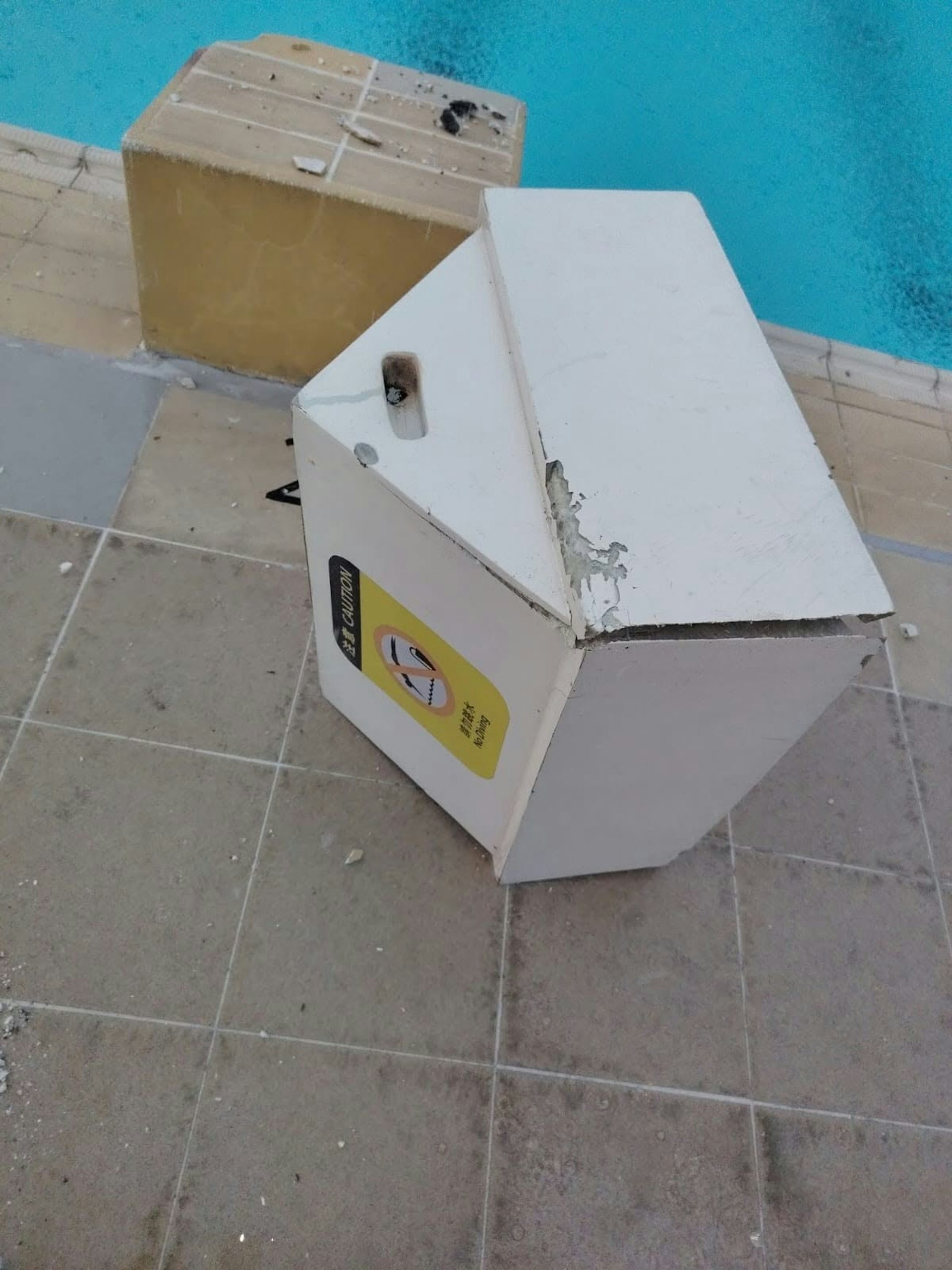 2號跳台疑被雷劈中崩毀,白色膠蓋亦有損毀飛在一旁。(香港政府拯溺員總工會Facebook圖片 2號跳台疑被雷劈中崩毀,白色膠蓋亦有損毀飛在一旁。(香港政府拯溺員總工會Facebook圖片