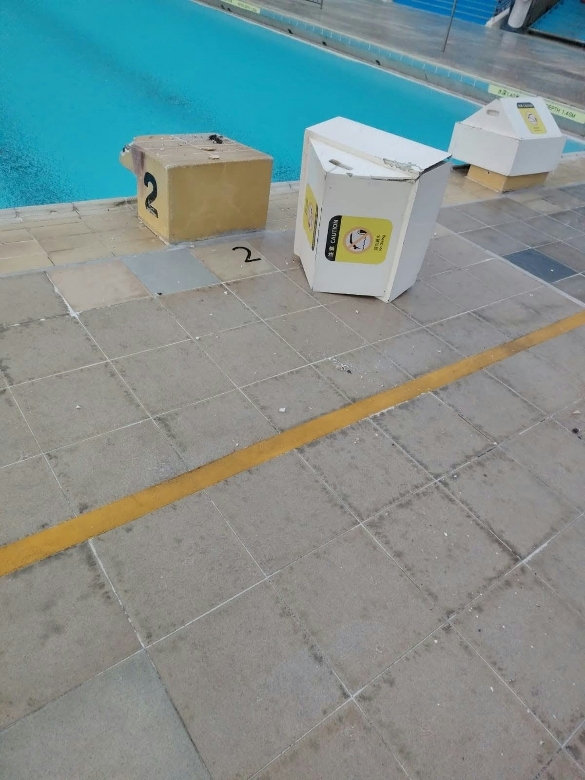 2號跳台疑被雷劈中崩毀，白色膠蓋亦有損毀飛在一旁。（香港政府拯溺員總工會Facebook圖片