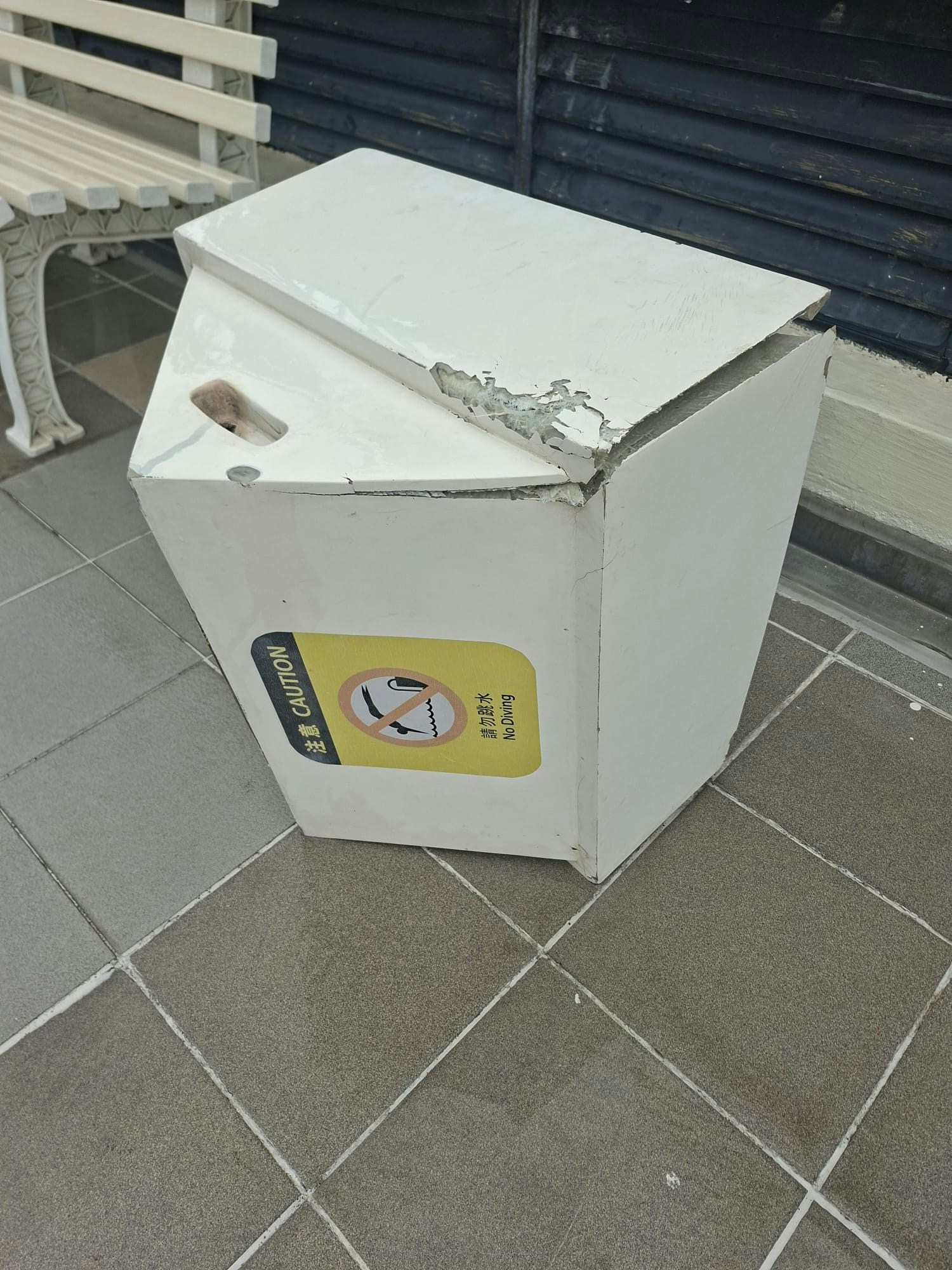 沙田賽馬會游泳池2號跳台疑被雷劈中崩毀，白色膠蓋飛在一旁。（香港政府拯溺員總工會Facebook圖片