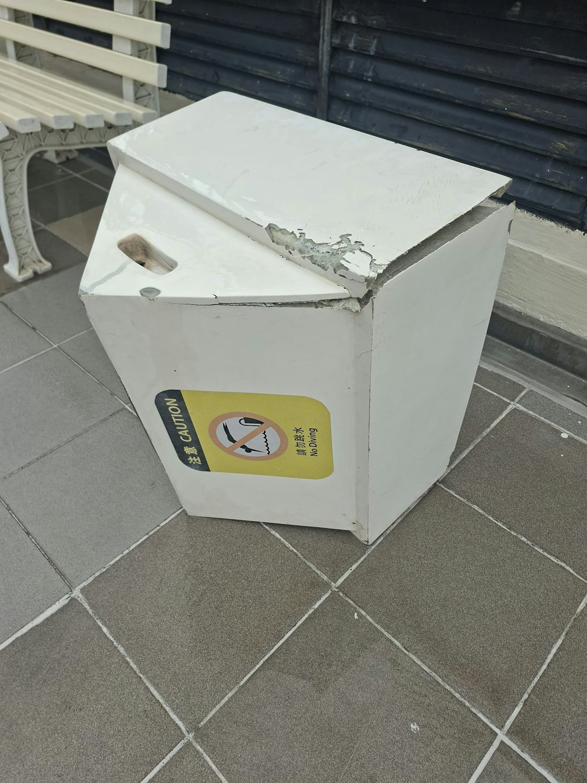 沙田賽馬會游泳池2號跳台疑被雷劈中崩毀,白色膠蓋飛在一旁。(香港政府拯溺員總工會Facebook圖片 沙田賽馬會游泳池2號跳台疑被雷劈中崩毀,白色膠蓋飛在一旁。(香港政府拯溺員總工會Facebook圖片