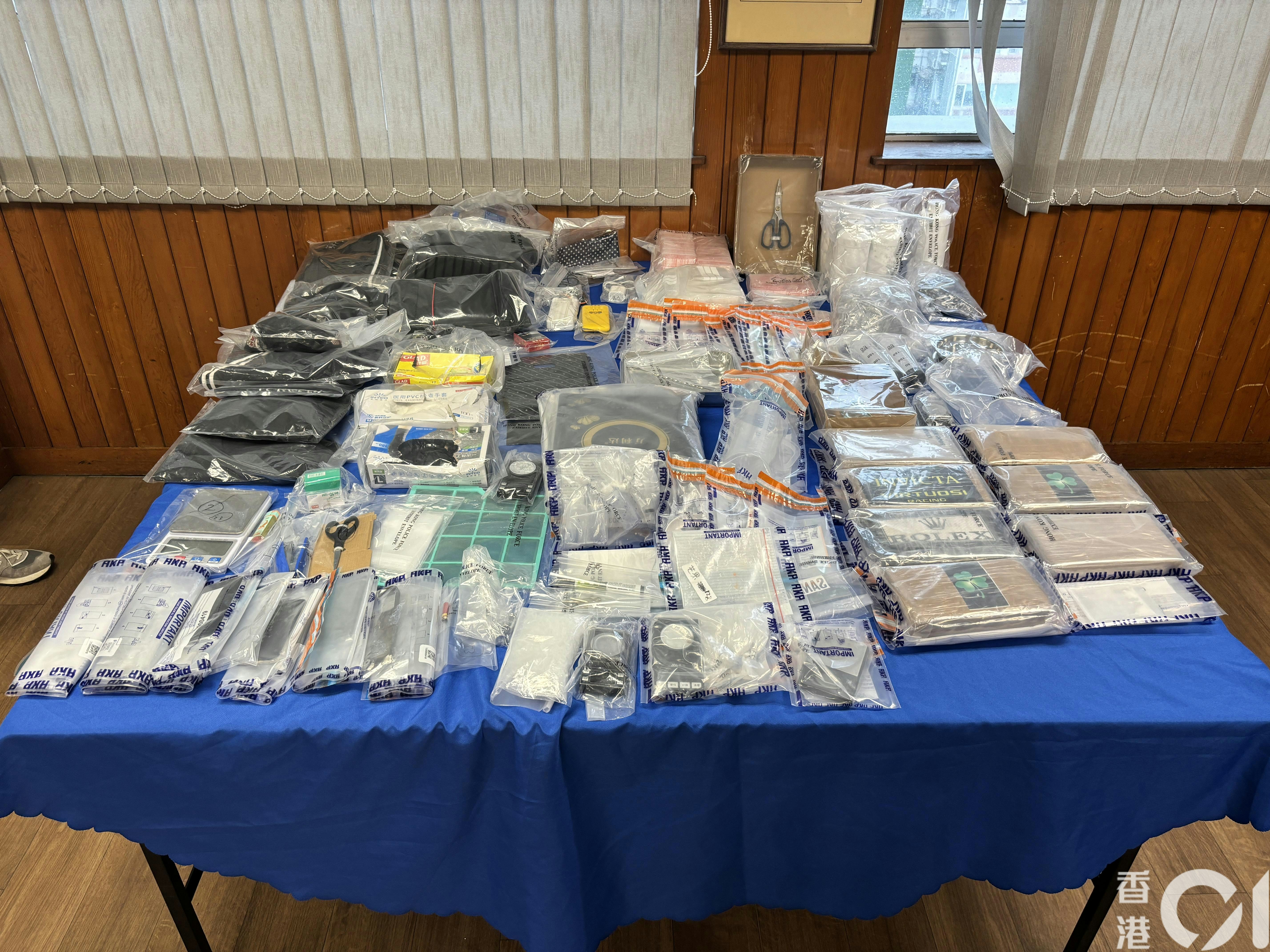 行動中，警方檢獲9.5公斤的懷疑毒品，包括依托咪酯（前稱太空油）、氯胺酮（俗稱K仔）、冰毒及可卡因，價值720萬元。（陳浩然攝）