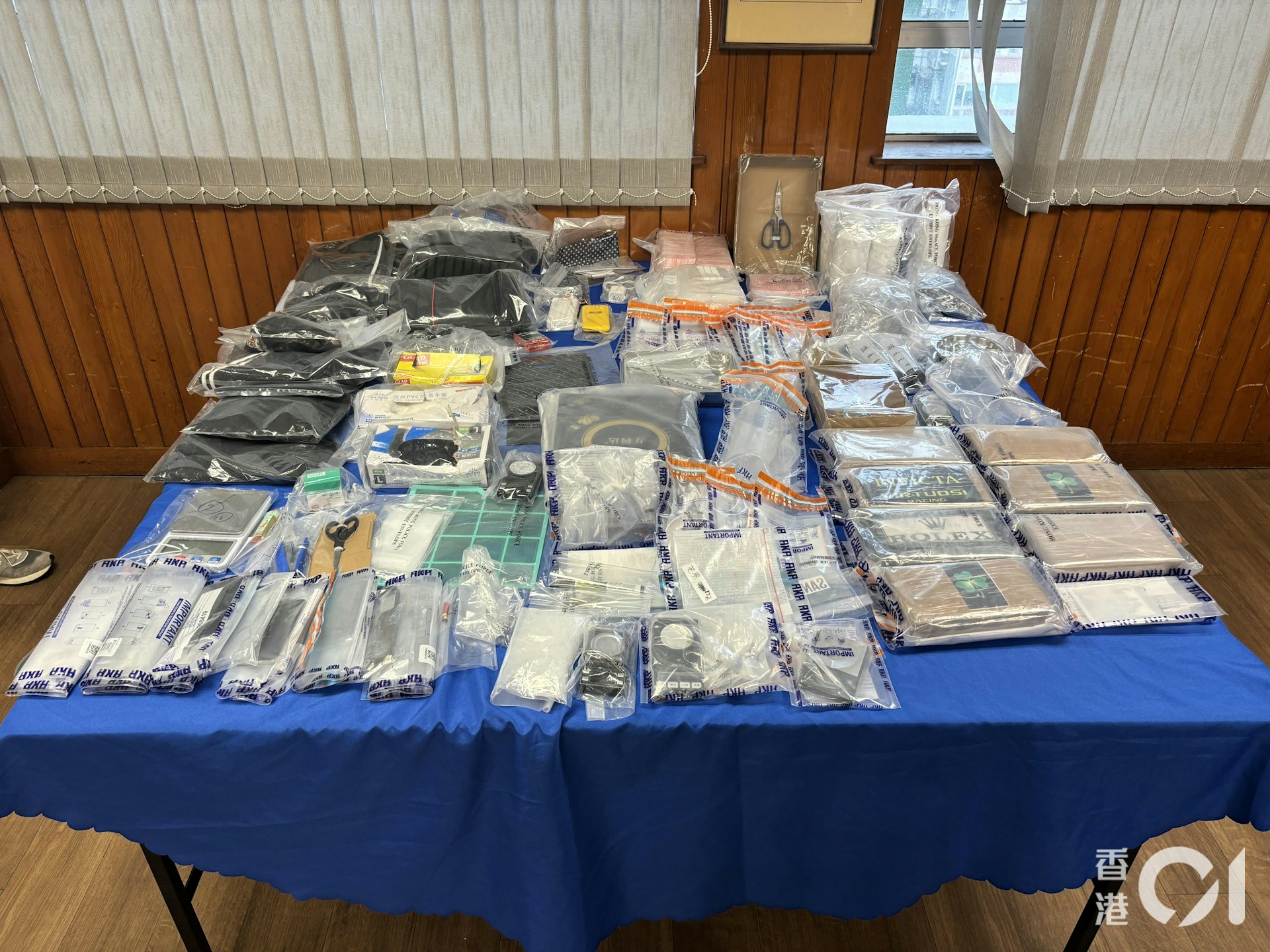 行動中,警方檢獲9.5公斤的懷疑毒品,包括依托咪酯(前稱太空油)、氯胺酮(俗稱K仔)、冰毒及可卡因,價值720萬元。(陳浩然攝) 行動中,警方檢獲9.5公斤的懷疑毒品,包括依托咪酯(前稱太空油)、氯胺酮(俗稱K仔)、冰毒及可卡因,價值720萬元。(陳浩然攝)