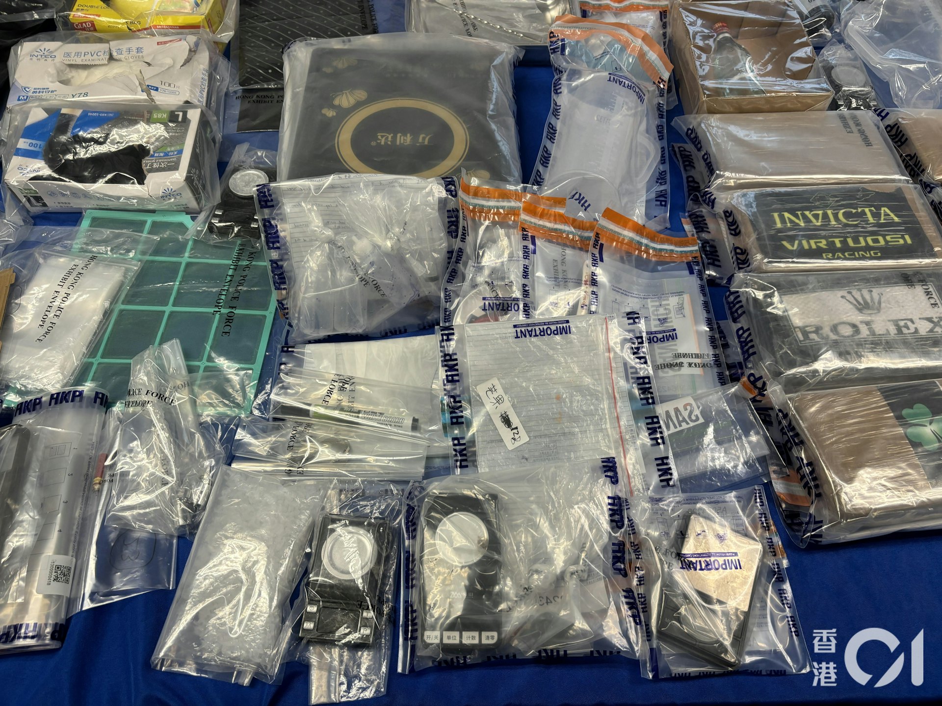 警方前日(11日)在油尖、荃灣及大埔警區反毒品,搗破3個毒品包裝工場及分銷中心。(陳浩然攝) 警方前日(11日)在油尖、荃灣及大埔警區反毒品,搗破3個毒品包裝工場及分銷中心。(陳浩然攝)