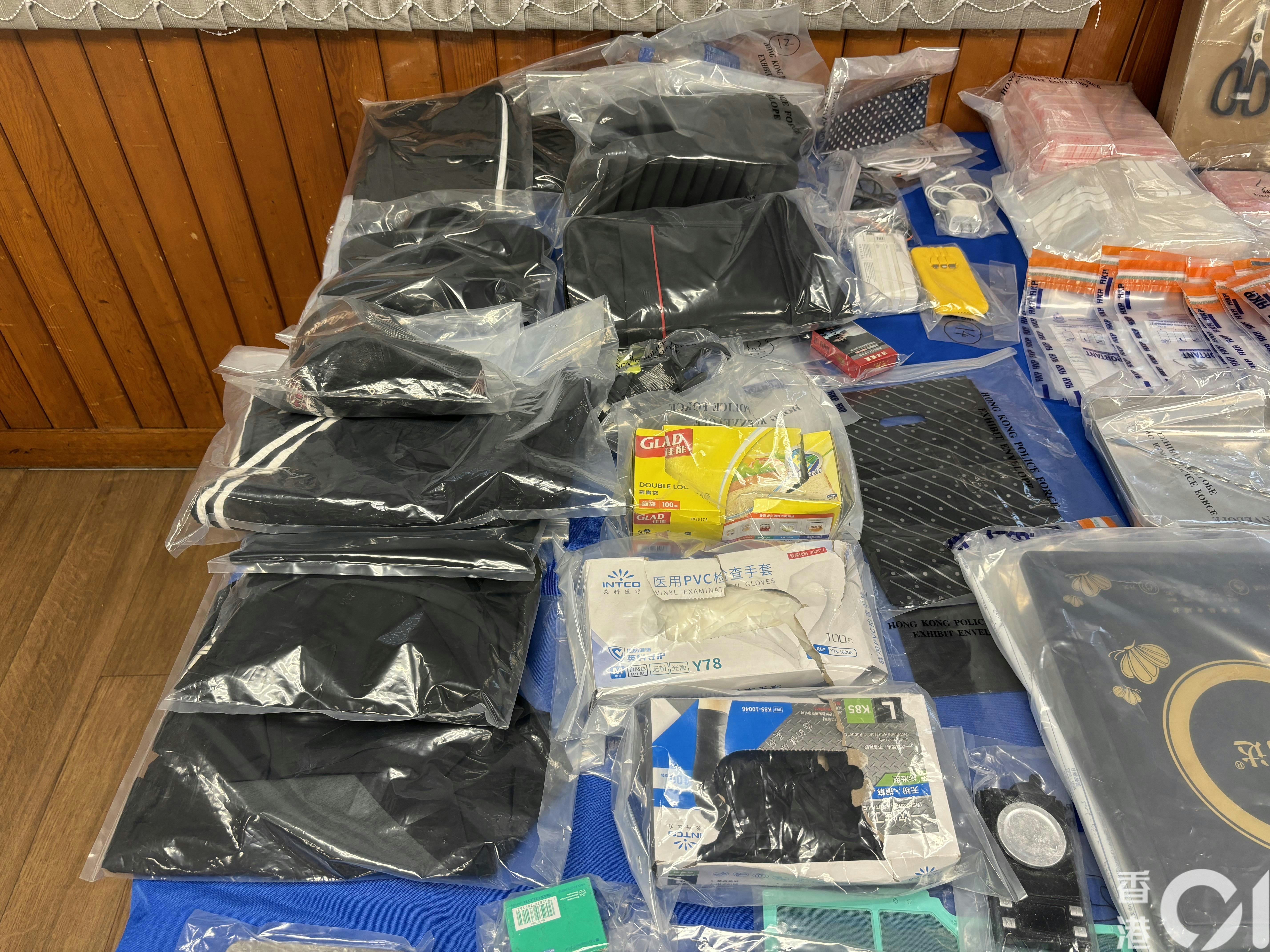 警方檢毒品包裝工具。（陳浩然攝）