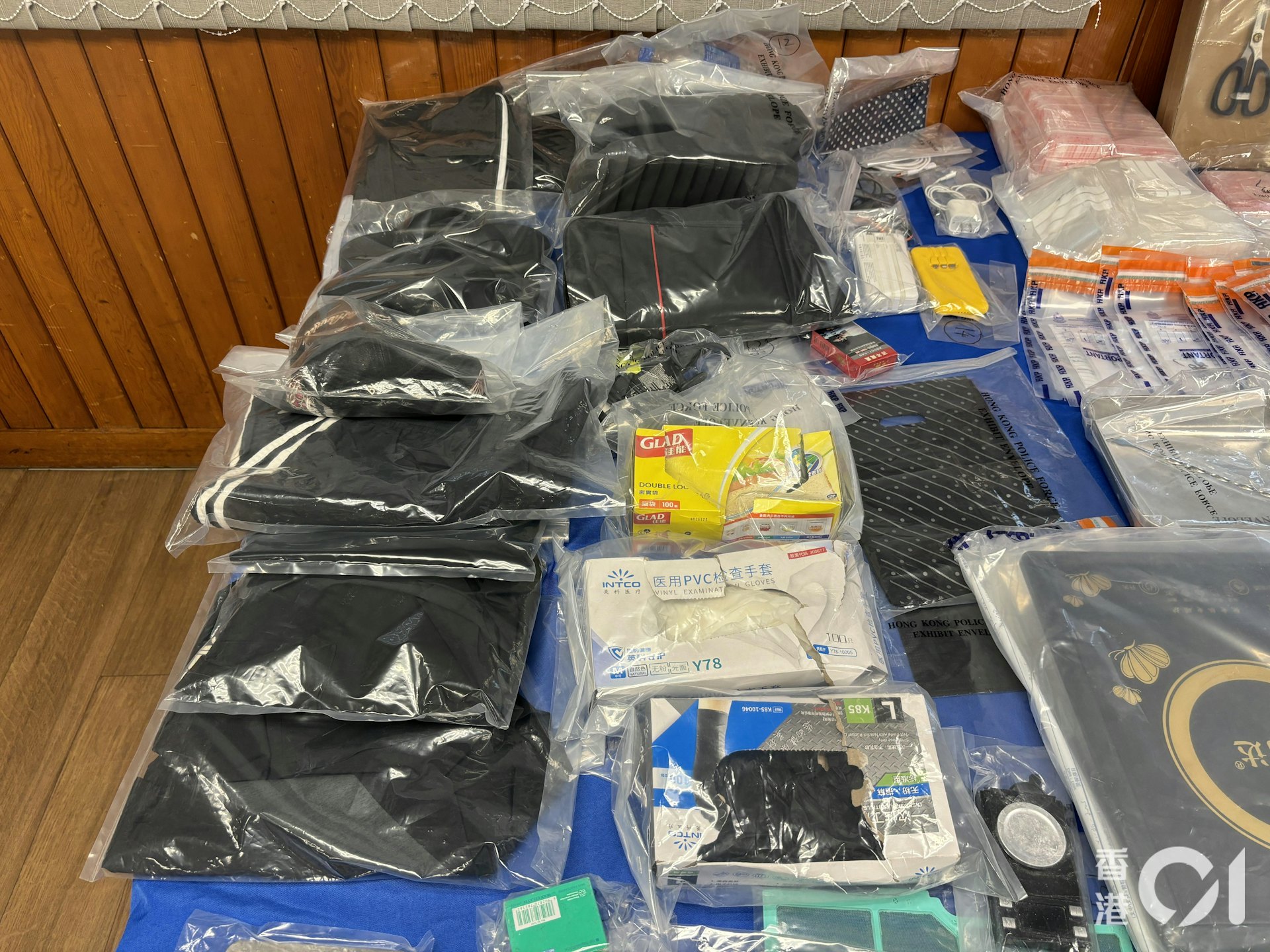 警方檢毒品包裝工具。(陳浩然攝) 警方檢毒品包裝工具。(陳浩然攝)