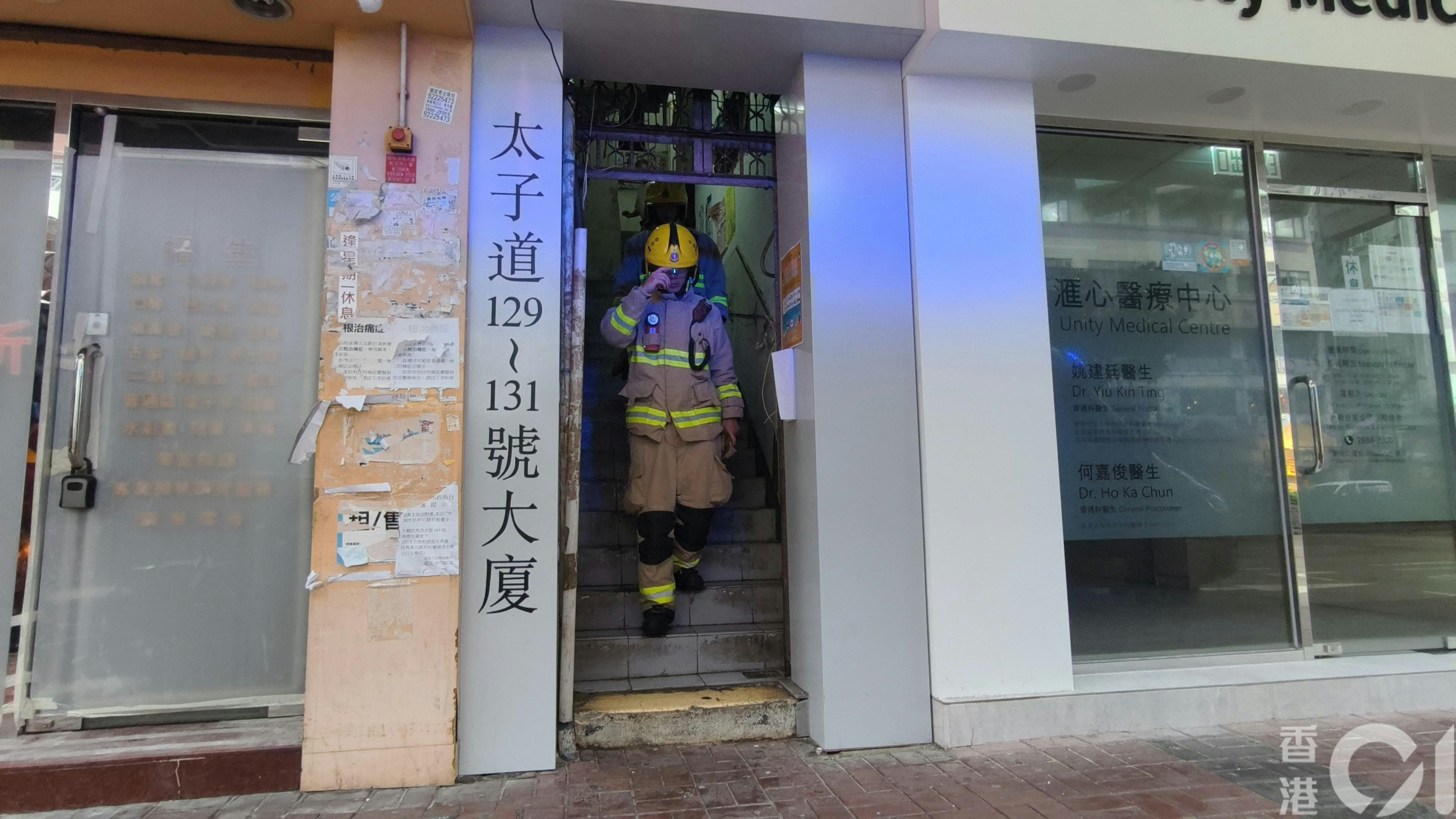 消防員接報趕抵現場。（黃學潤攝）