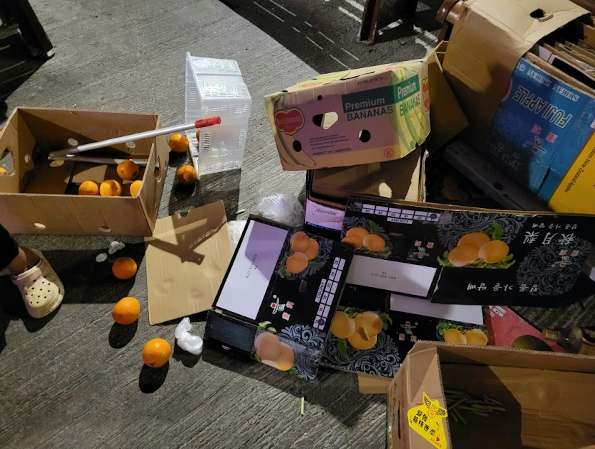 鄧婆婆的紙皮被人搗亂。(網上圖片) 鄧婆婆的紙皮被人搗亂。(網上圖片)