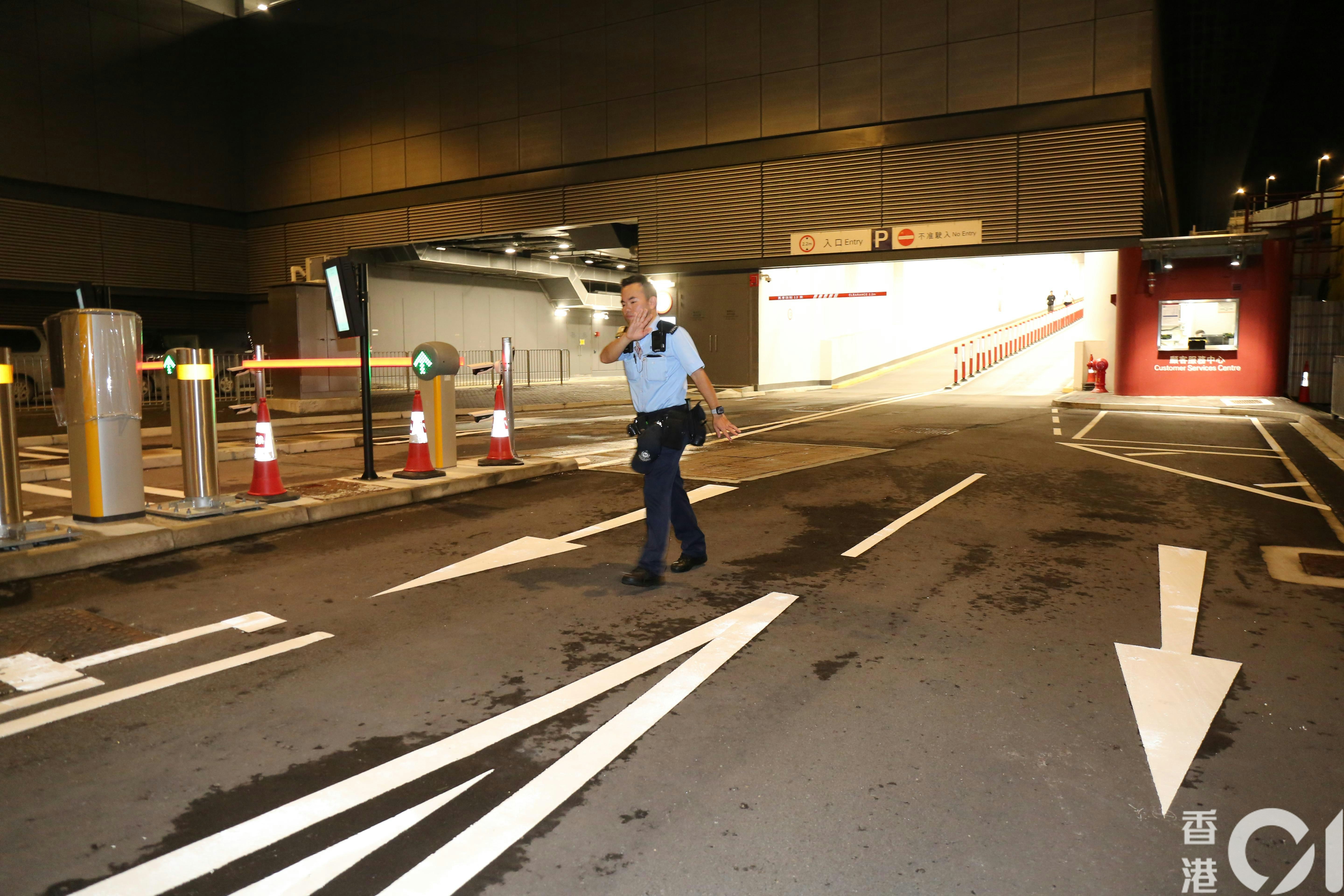 警員封鎖機場三號停車場調查。（陳永武攝）