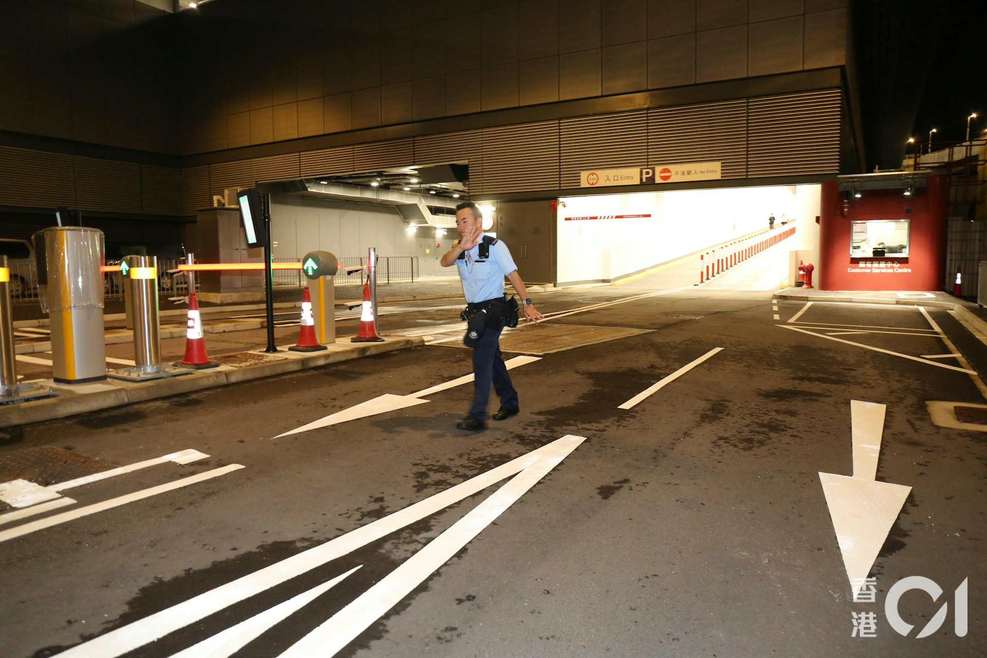 警員封鎖機場三號停車場調查。(陳永武攝) 警員封鎖機場三號停車場調查。(陳永武攝)