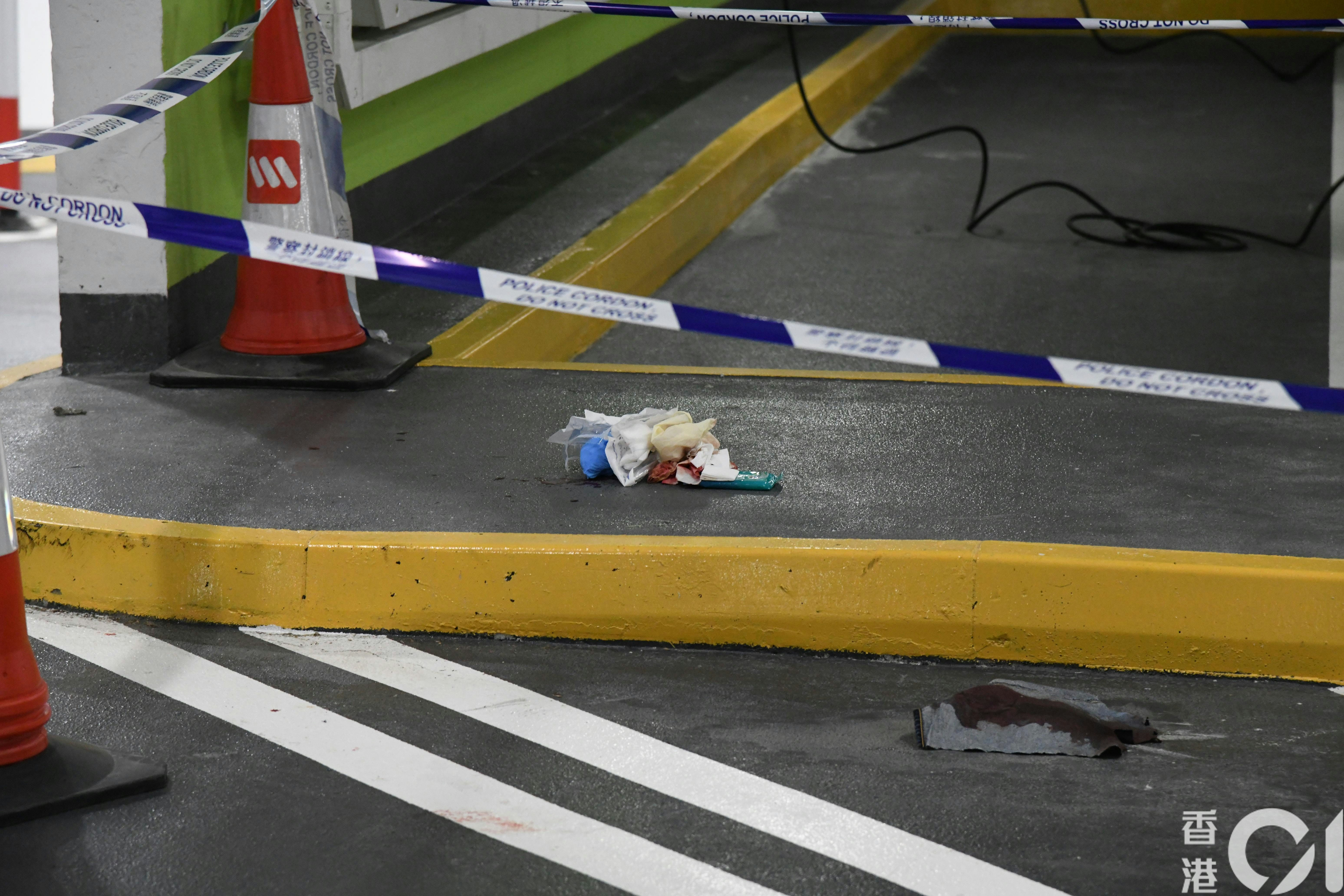 現場彎位遺下染血紙巾。