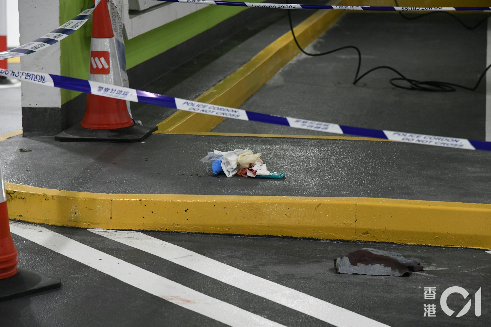 現場彎位遺下染血紙巾。 現場彎位遺下染血紙巾。