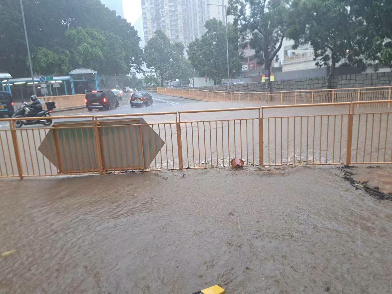 屯門山景邨景貴樓遊樂場亦有水浸，有網民懷疑山上晨運徑有山泥傾瀉，渠口受淤塞引致。（屯門友圖片）