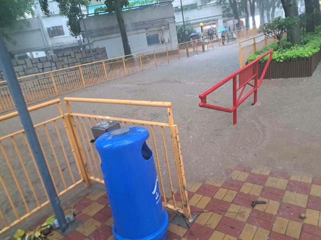 屯門山景邨景貴樓遊樂場亦有水浸，有網民懷疑山上晨運徑有山泥傾瀉，渠口受淤塞引致。（屯門友圖片）