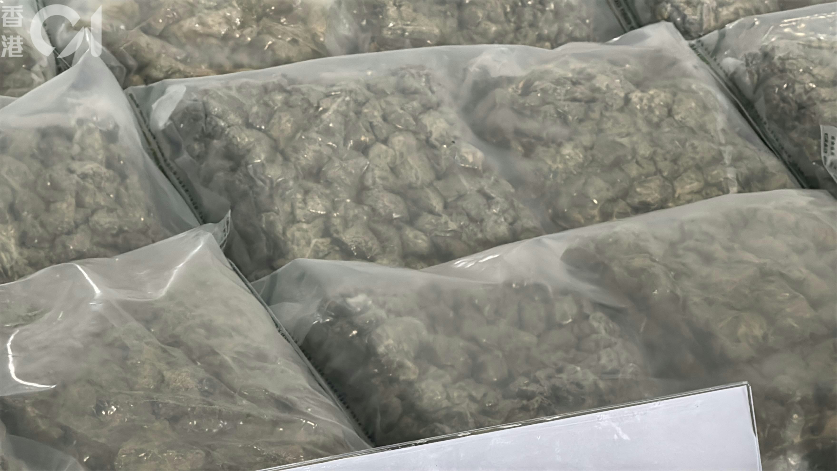 海關檢獲約81公斤大麻花。（翁鈺輝攝）