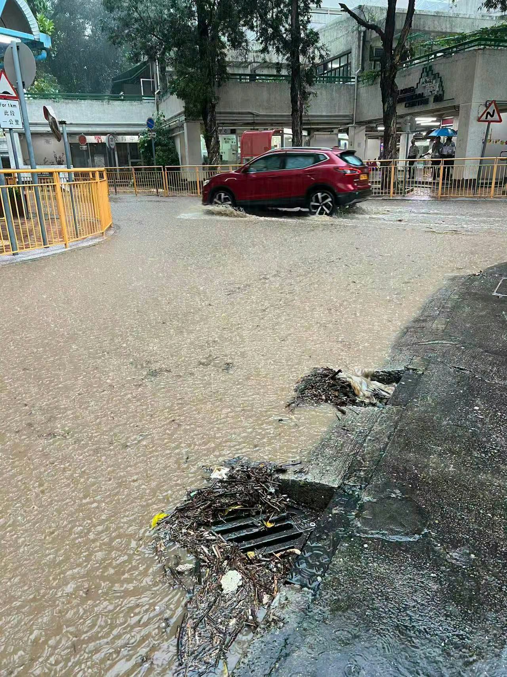 屯門山景邨景貴樓遊樂場亦有水浸,有網民懷疑山上晨運徑有山泥傾瀉,渠口淤塞引致。(屯門友圖片) 屯門山景邨景貴樓遊樂場亦有水浸,有網民懷疑山上晨運徑有山泥傾瀉,渠口淤塞引致。(屯門友圖片)