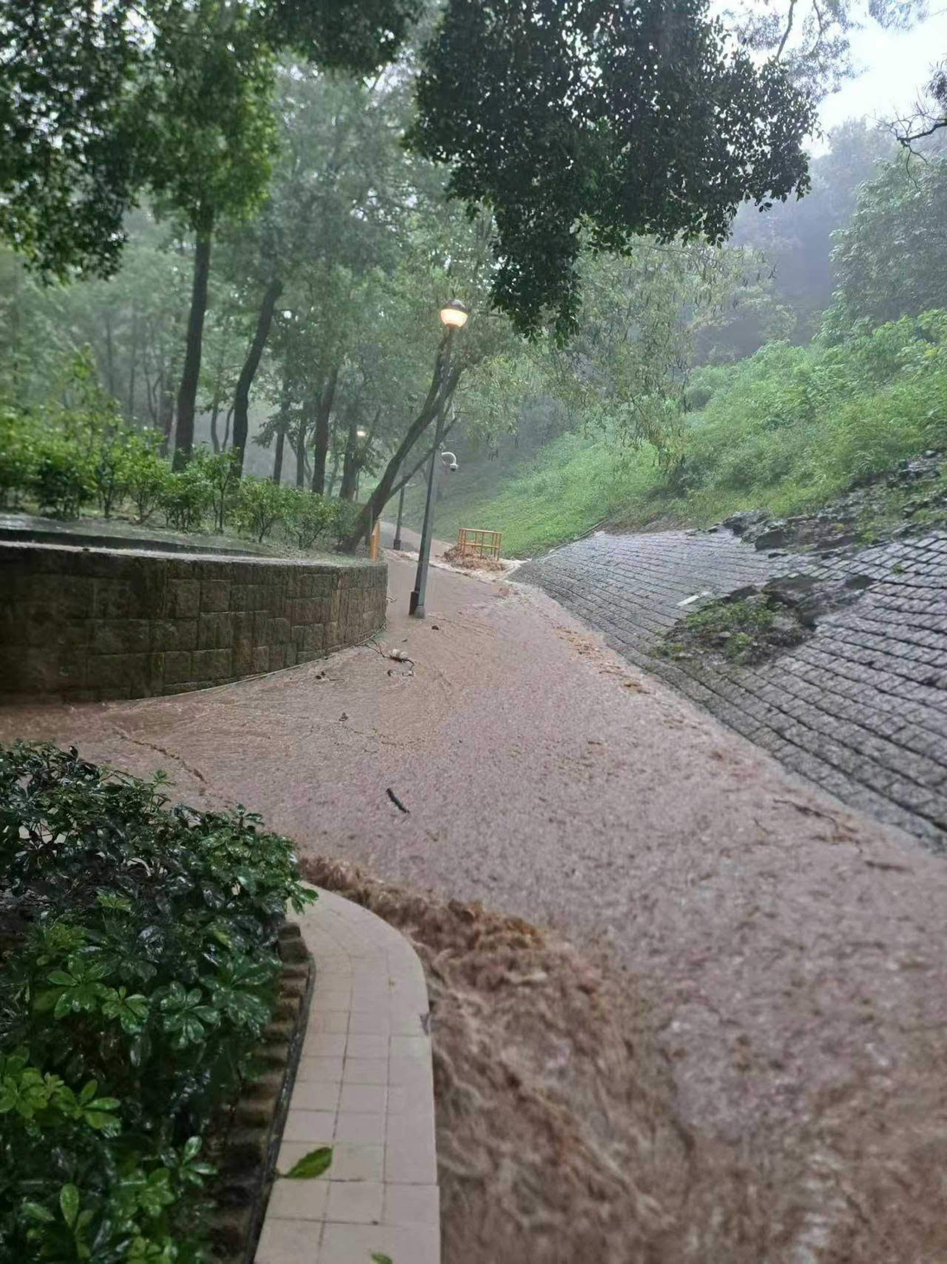 屯門山景邨景貴樓遊樂場亦有水浸,有網民懷疑山上晨運徑有山泥傾瀉,渠口淤塞引致。(屯門友圖片) 屯門山景邨景貴樓遊樂場亦有水浸,有網民懷疑山上晨運徑有山泥傾瀉,渠口淤塞引致。(屯門友圖片)