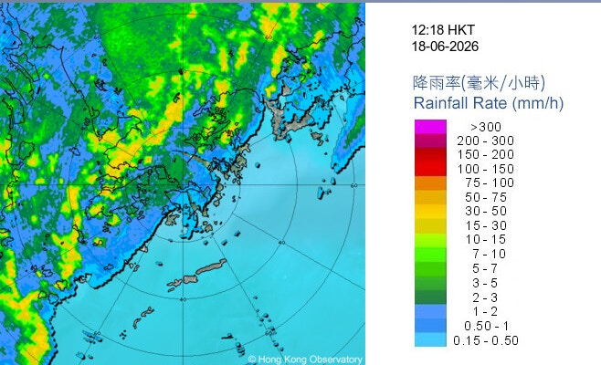 天文台於中午12時55分發出黑色暴雨警告。